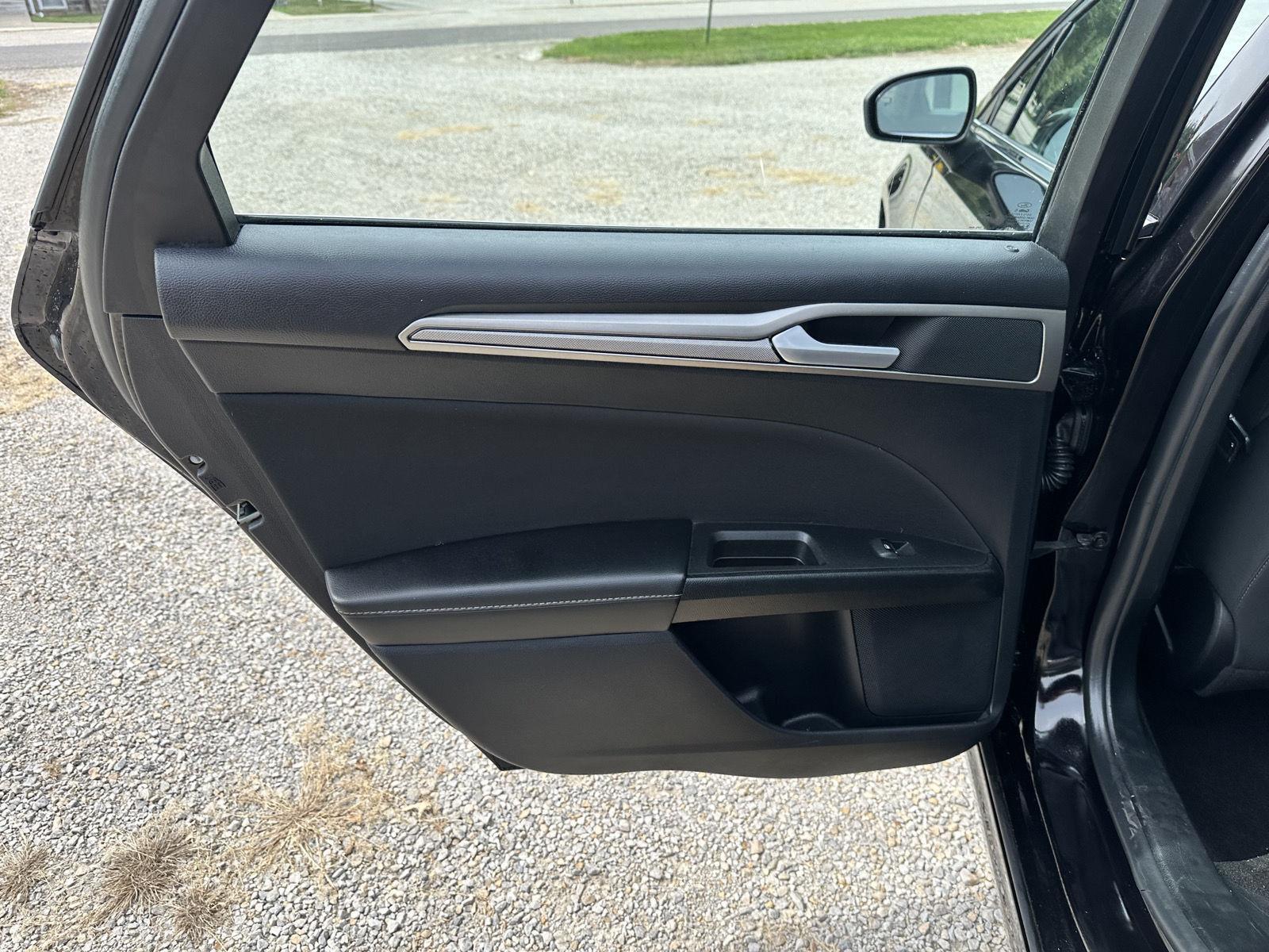 2020 Ford Fusion Hybrid SE photo 12