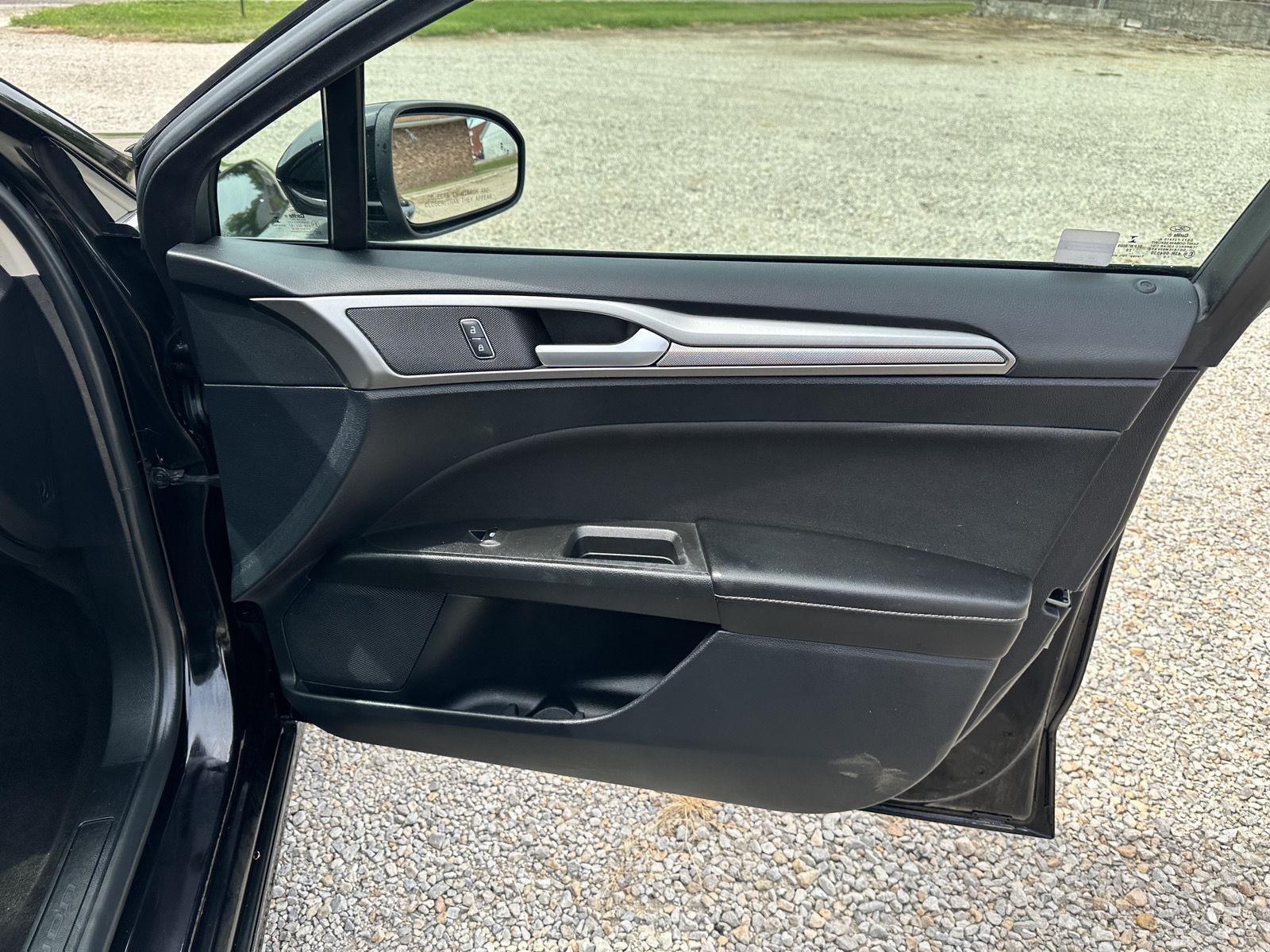 2020 Ford Fusion Hybrid SE photo 20