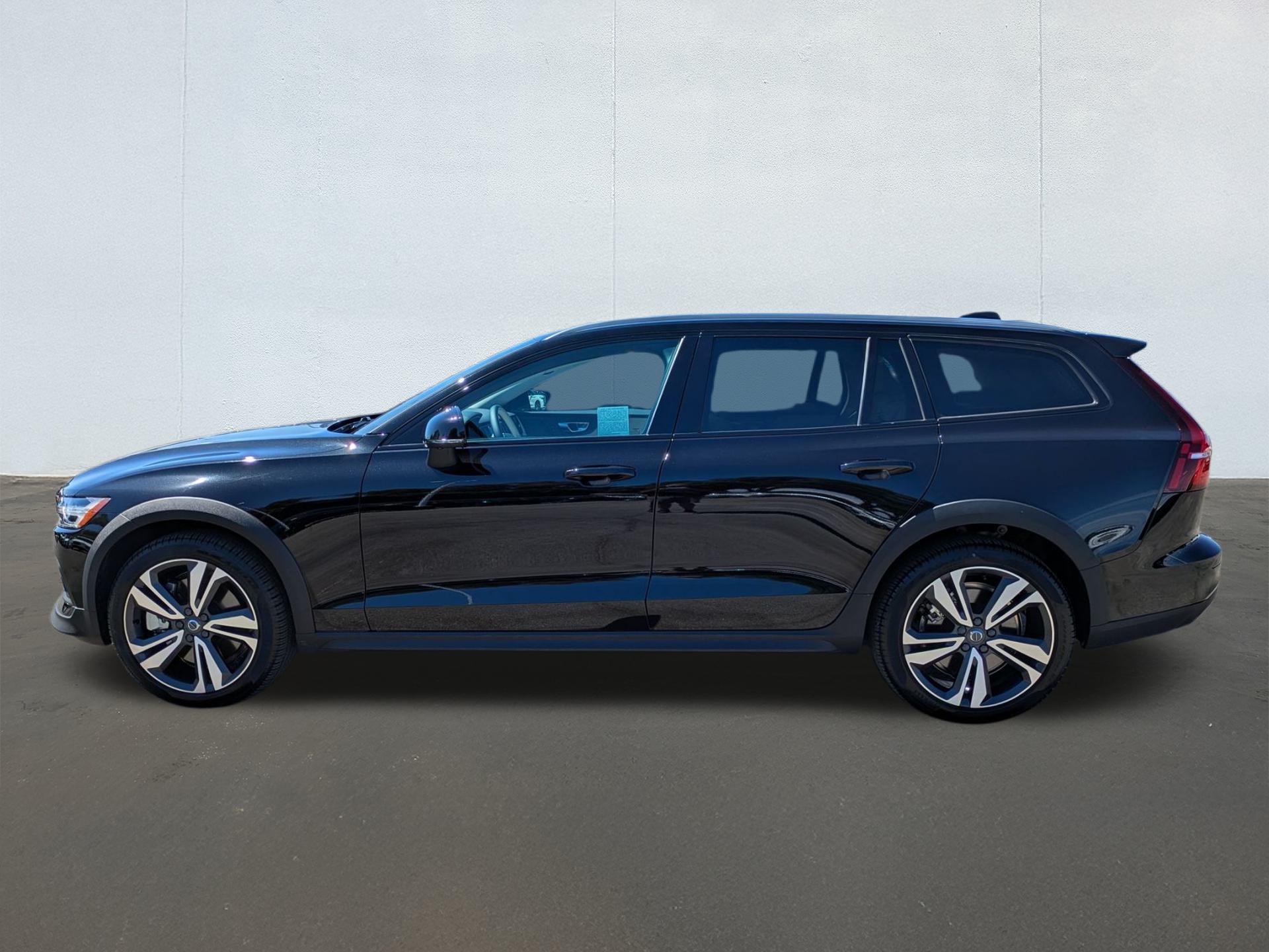 2025 Volvo V60 Cross Country B5 Plus photo 2