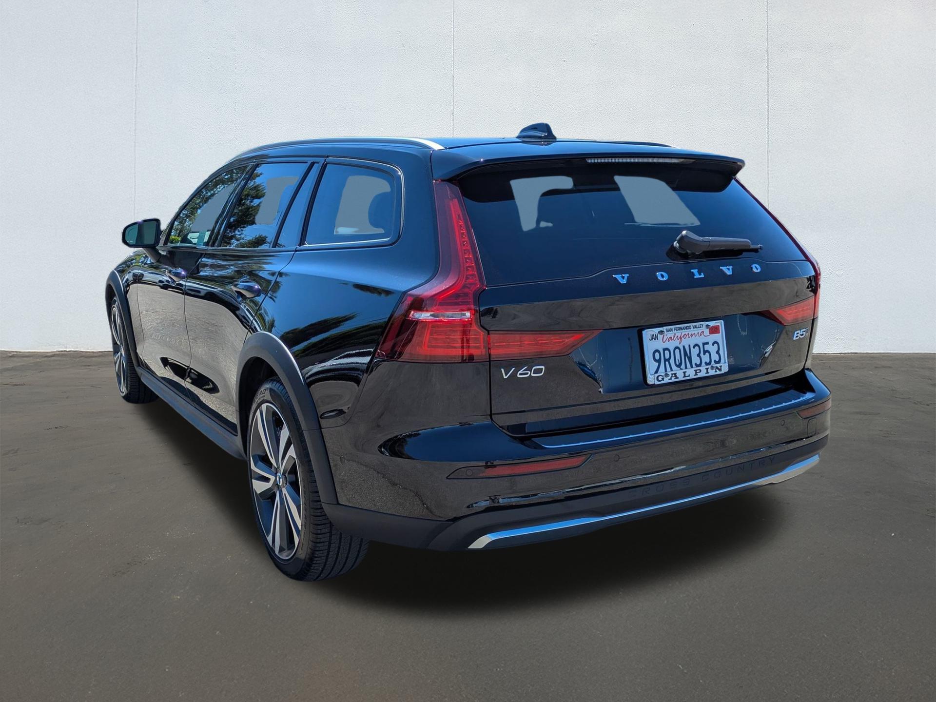 2025 Volvo V60 Cross Country B5 Plus photo 3