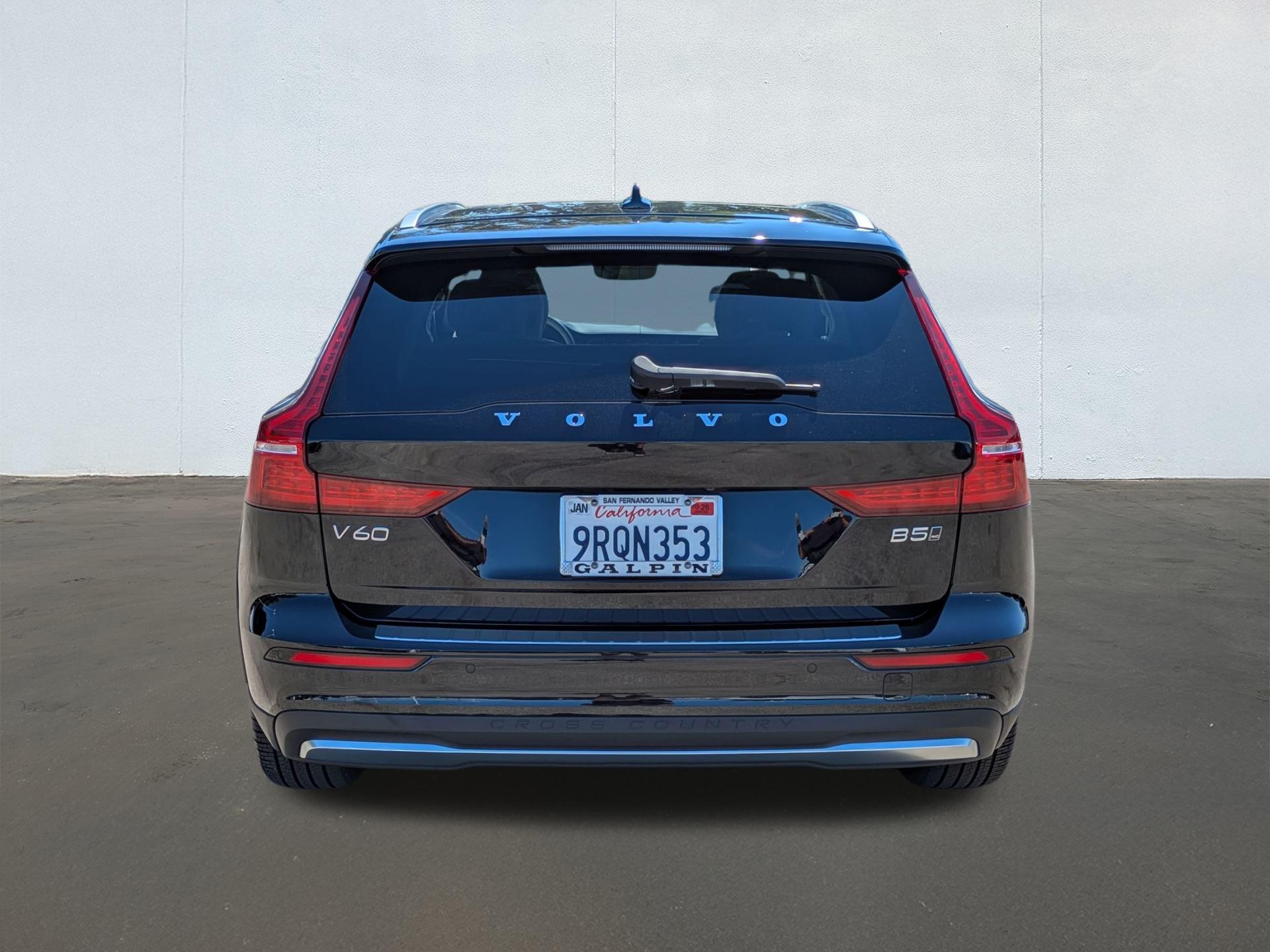 2025 Volvo V60 Cross Country B5 Plus photo 4