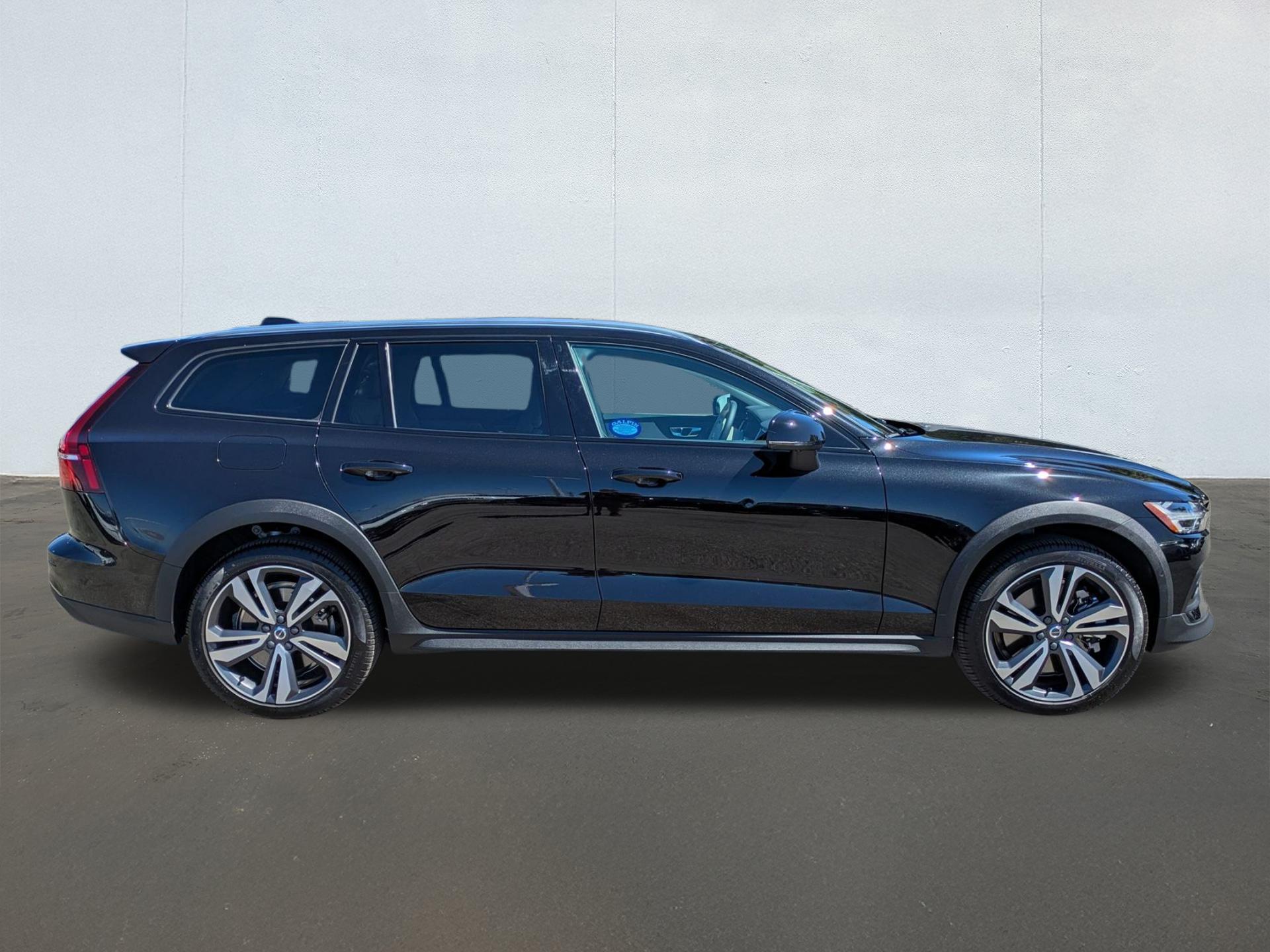 2025 Volvo V60 Cross Country B5 Plus photo 6