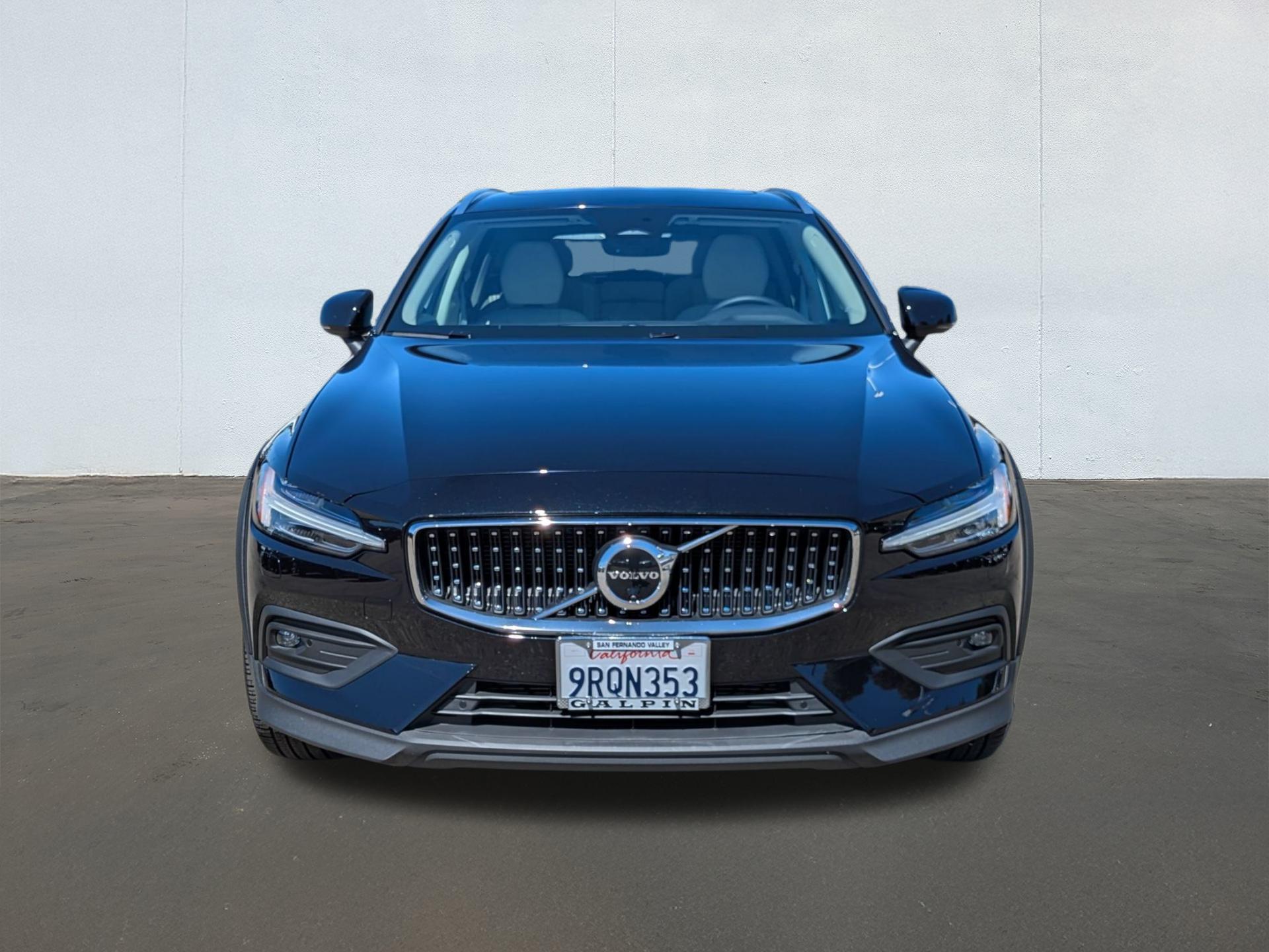 2025 Volvo V60 Cross Country B5 Plus photo 8