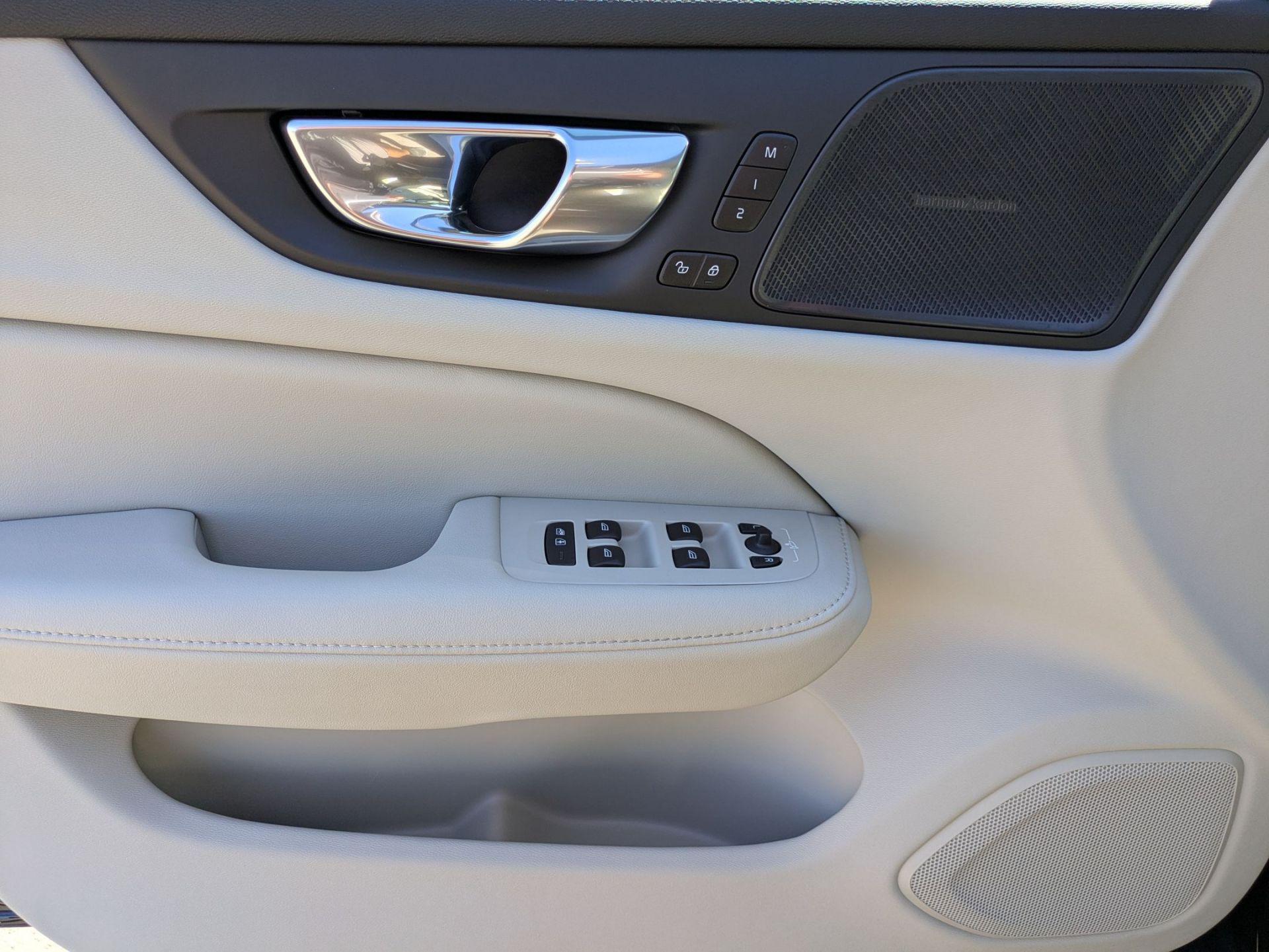 2025 Volvo V60 Cross Country B5 Plus photo 10