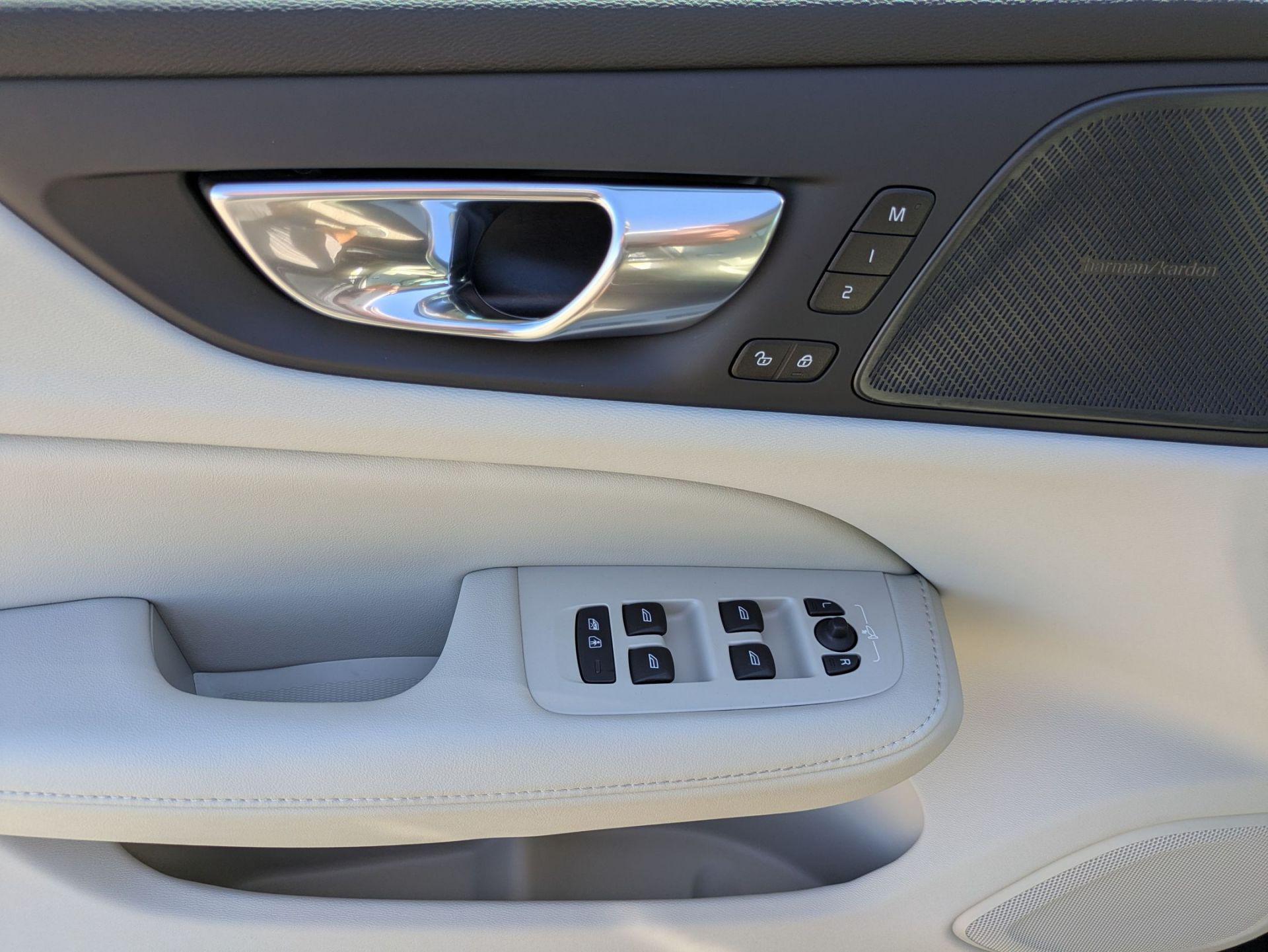 2025 Volvo V60 Cross Country B5 Plus photo 11
