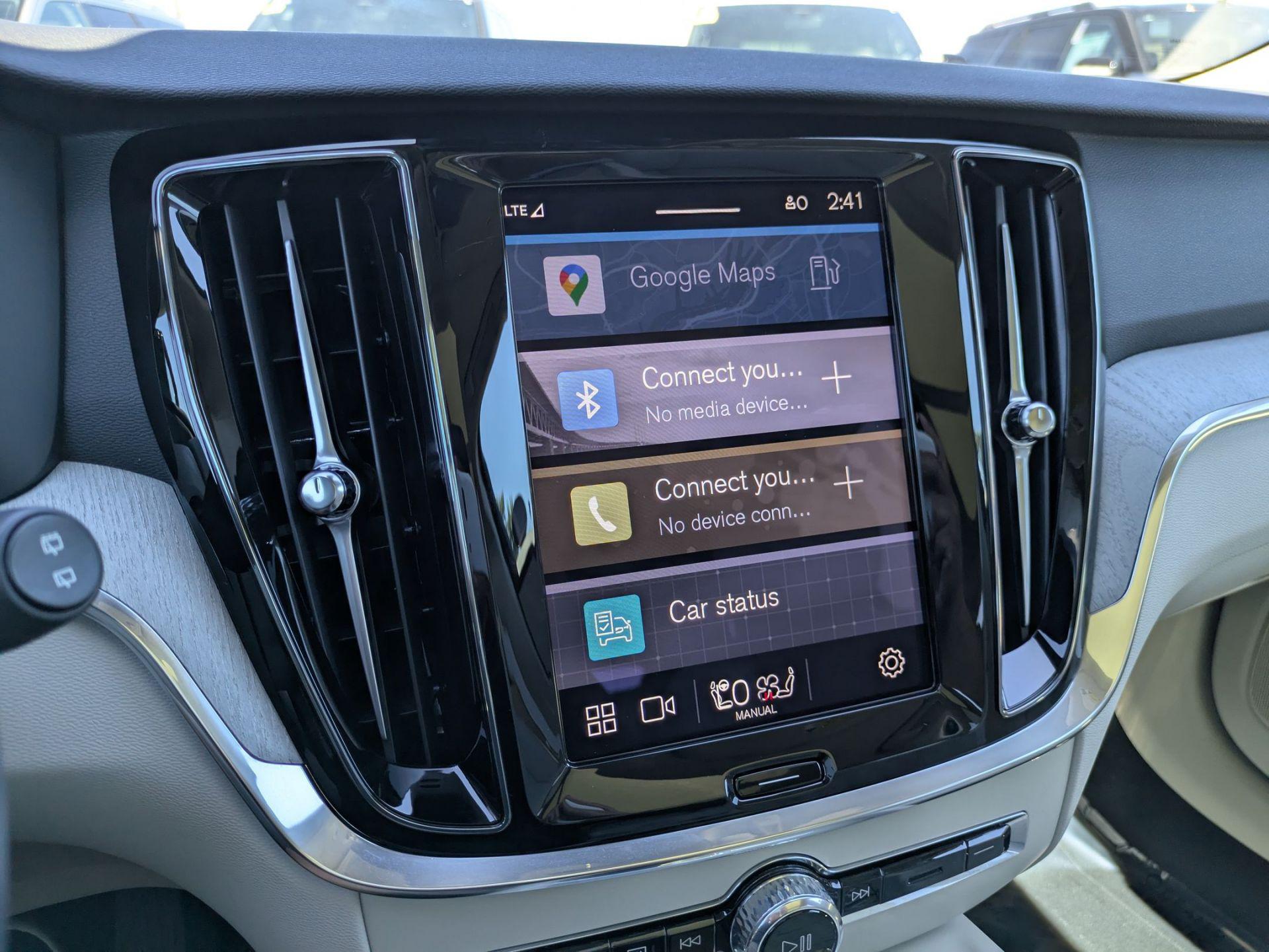 2025 Volvo V60 Cross Country B5 Plus photo 17