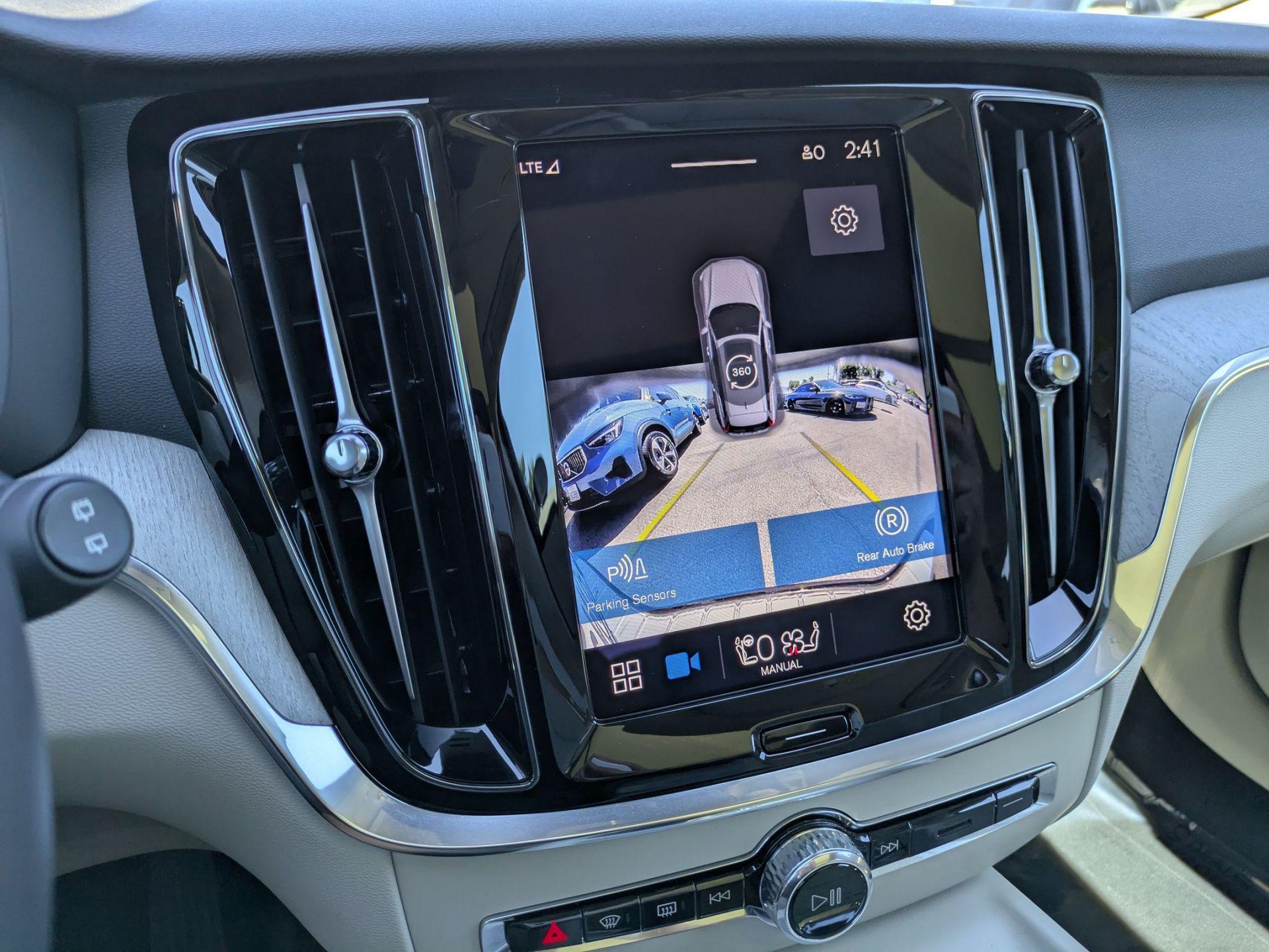 2025 Volvo V60 Cross Country B5 Plus photo 18