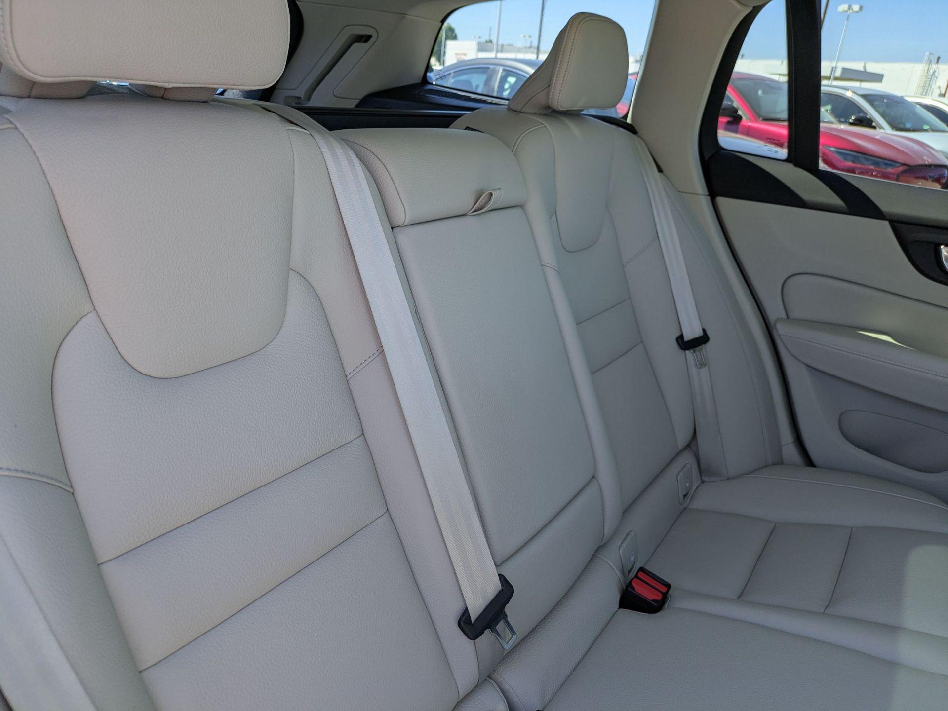 2025 Volvo V60 Cross Country B5 Plus photo 24