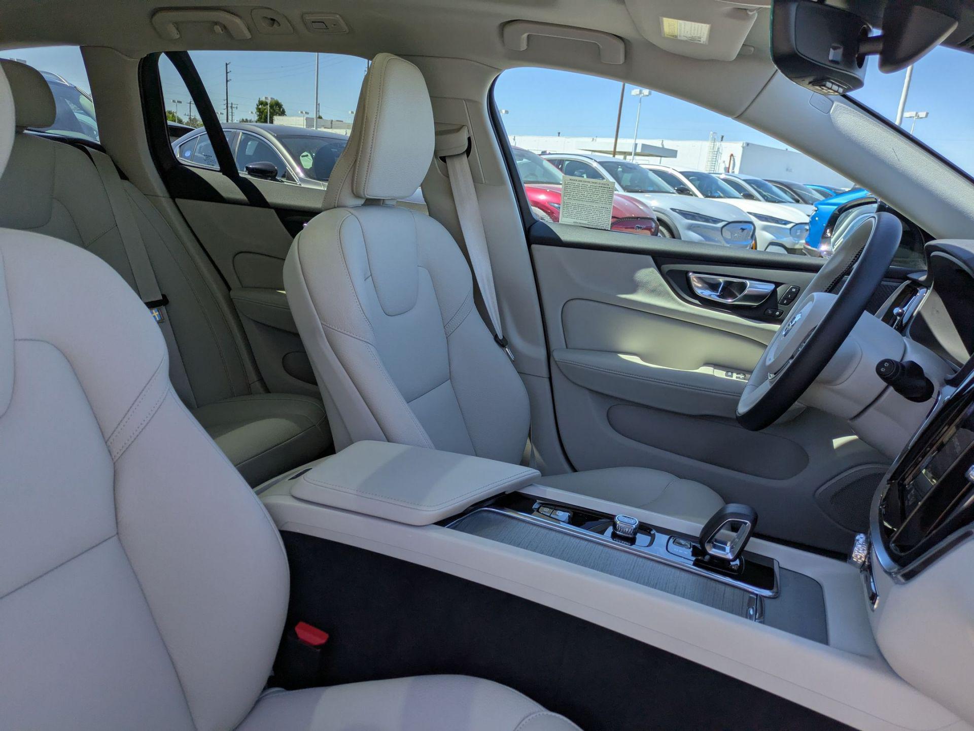 2025 Volvo V60 Cross Country B5 Plus photo 25