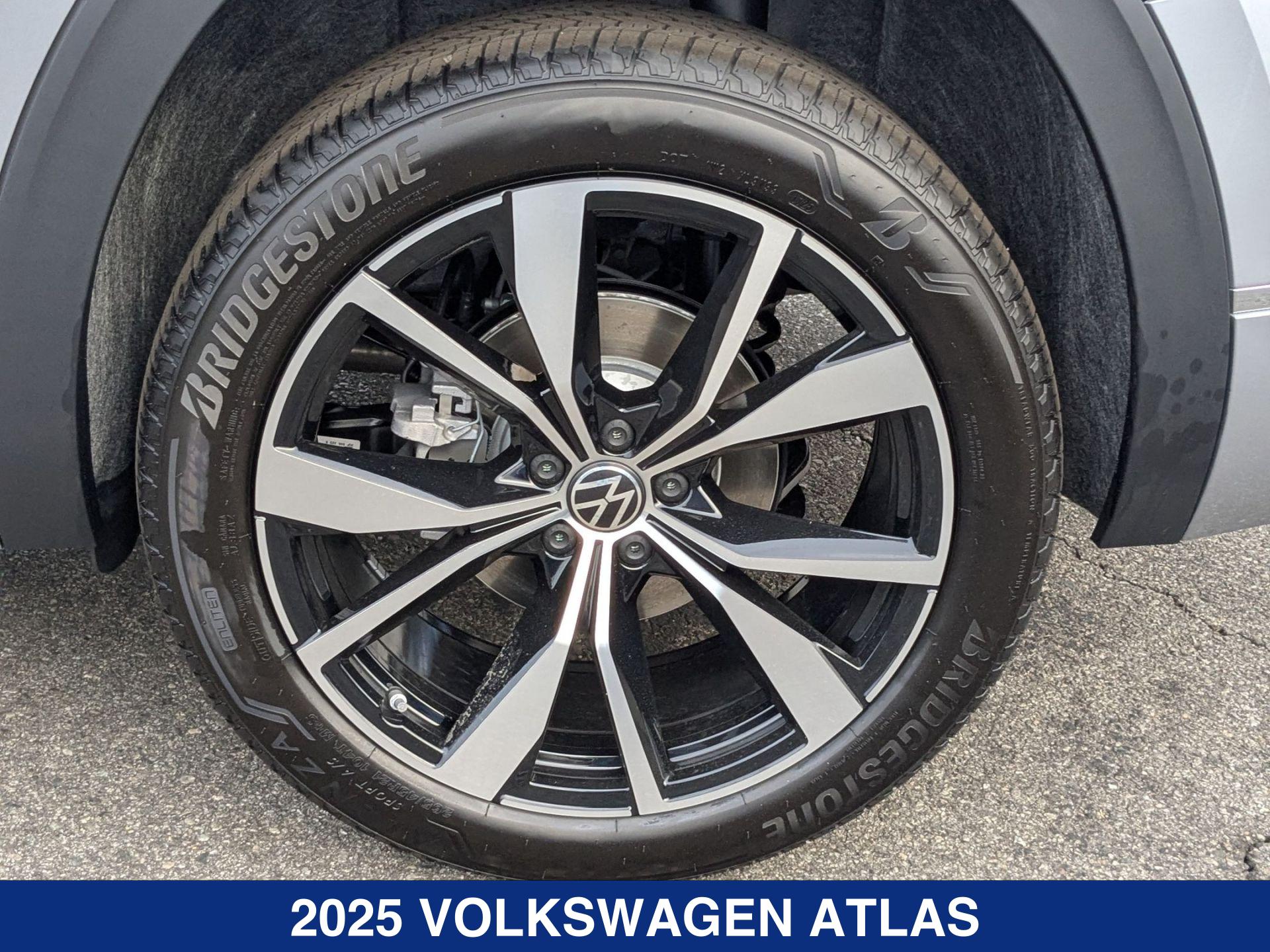 2025 Volkswagen Atlas SEL Premium R-Line photo 12