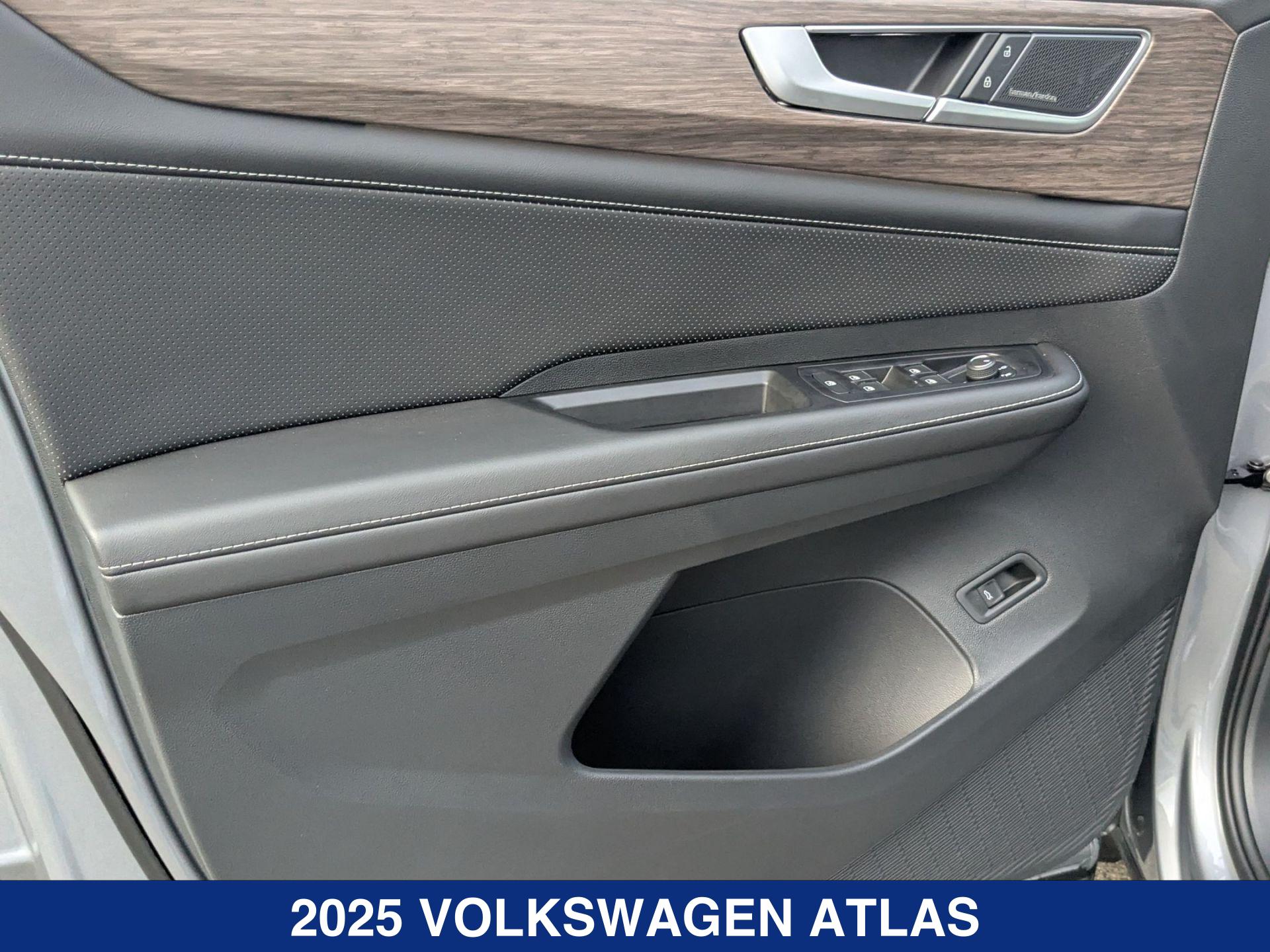 2025 Volkswagen Atlas SEL Premium R-Line photo 13