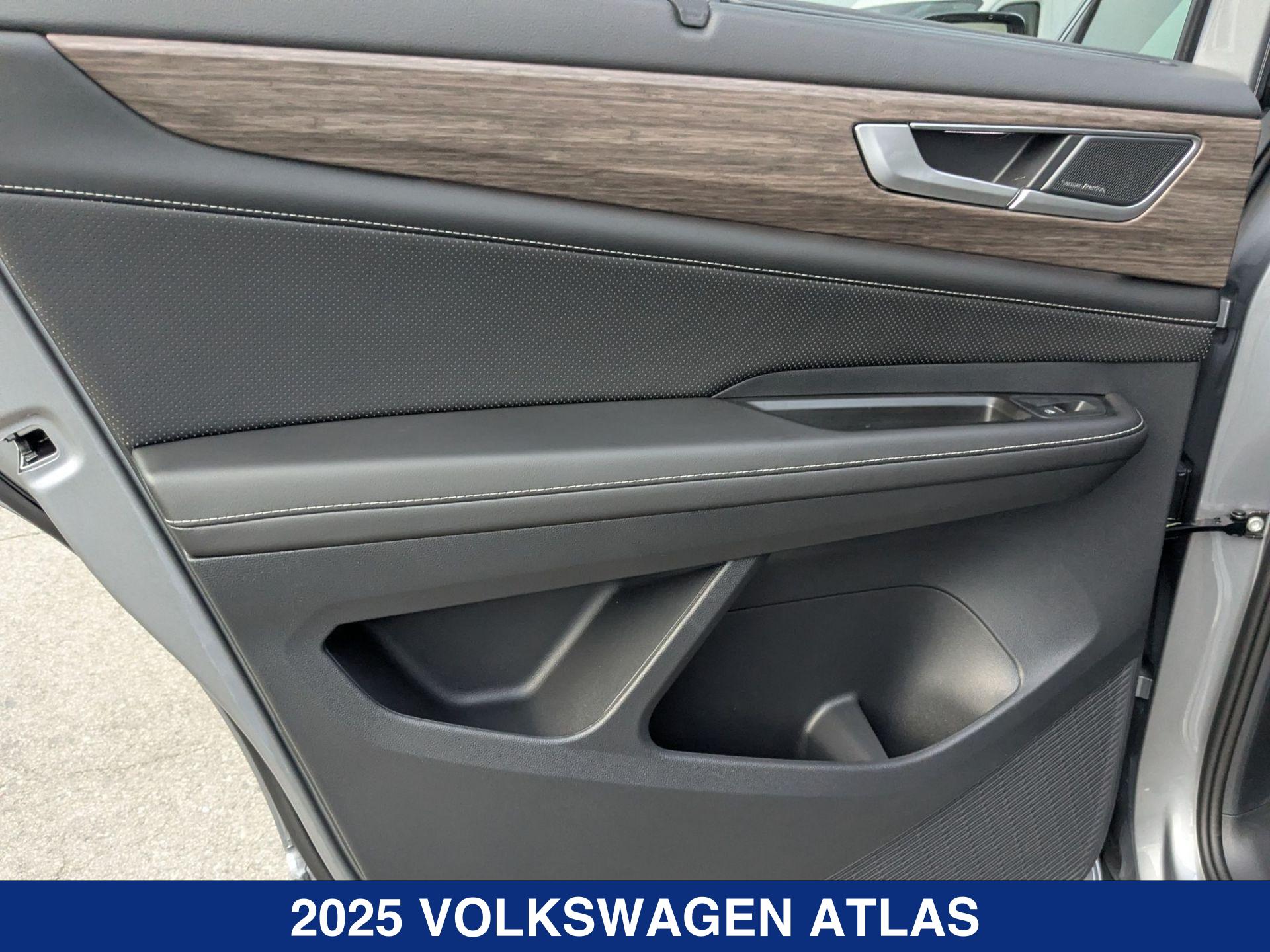 2025 Volkswagen Atlas SEL Premium R-Line photo 19