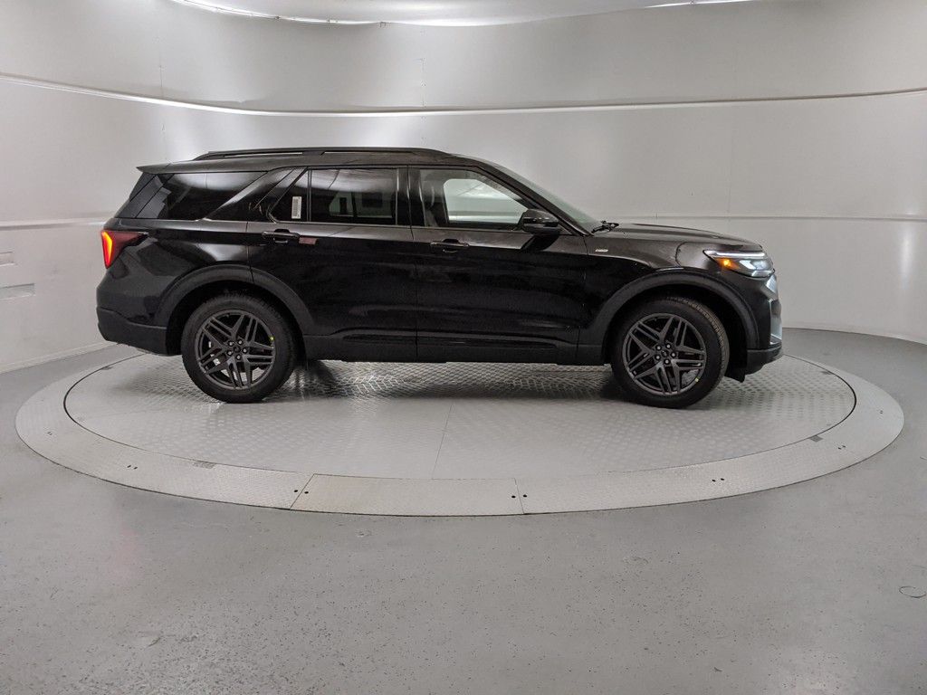 2025 Ford Explorer ST-Line photo 2
