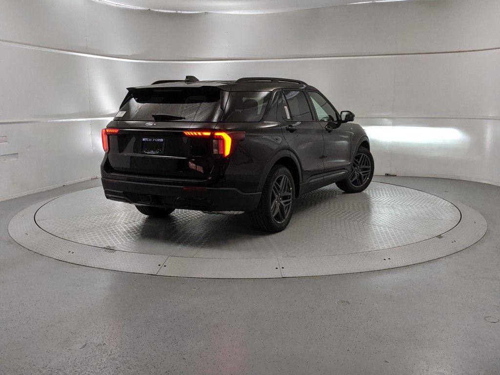 2025 Ford Explorer ST-Line photo 3