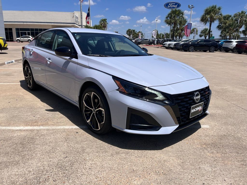 2025 Nissan Altima 2.5 SR photo 3