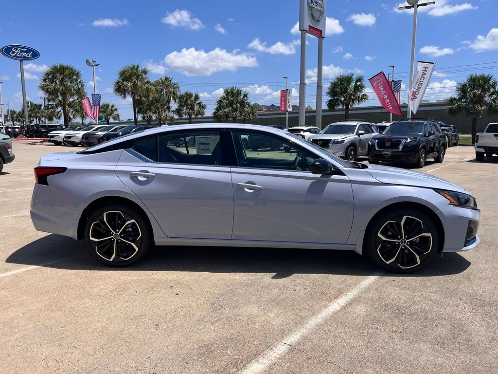 2025 Nissan Altima 2.5 SR photo 4