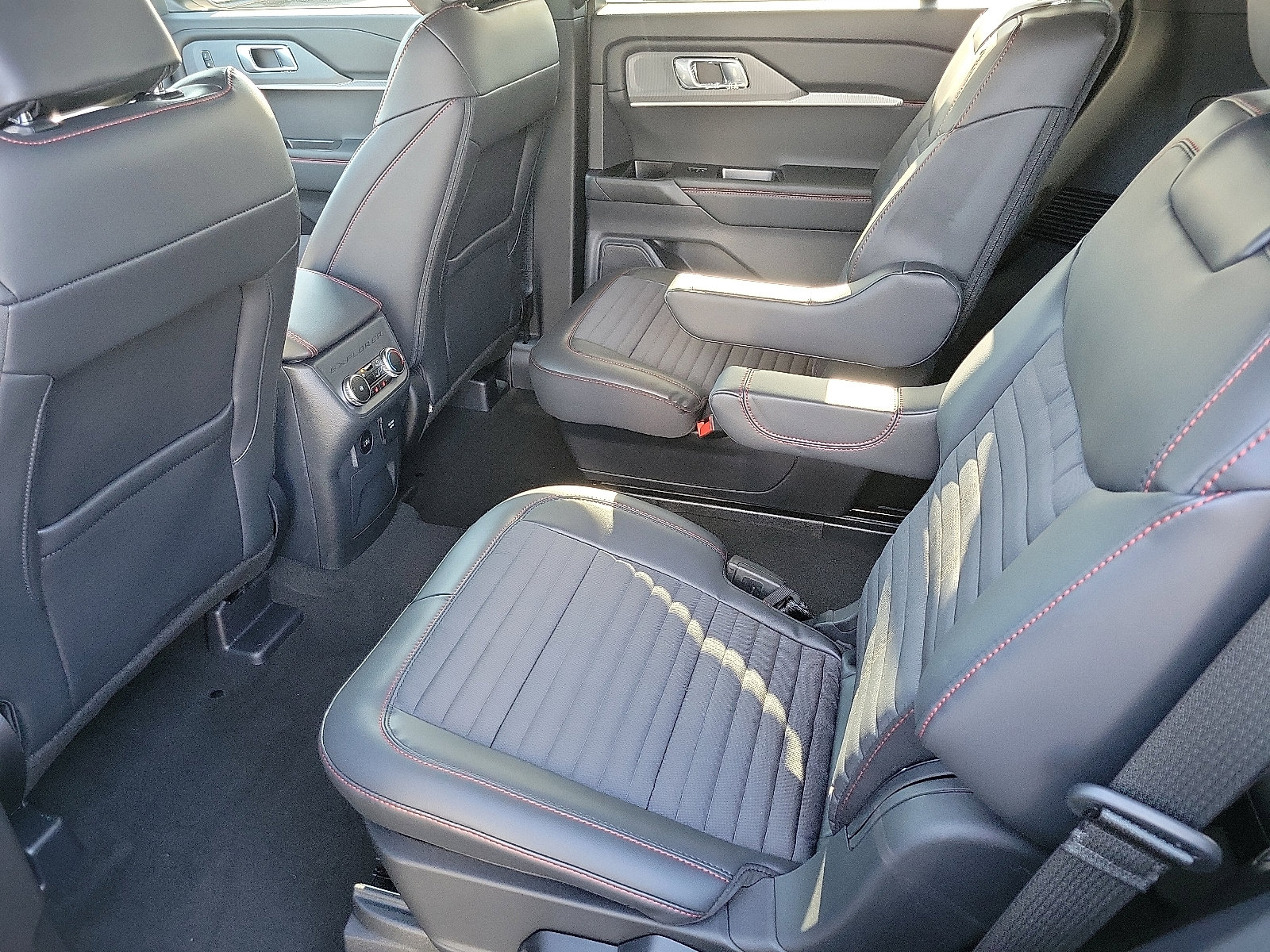 2025 Ford Explorer ST-Line photo 5