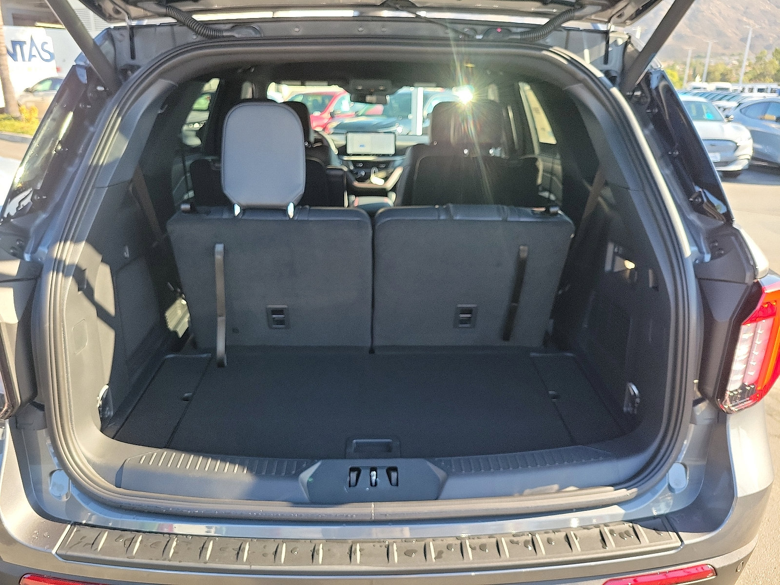 2025 Ford Explorer ST-Line photo 7