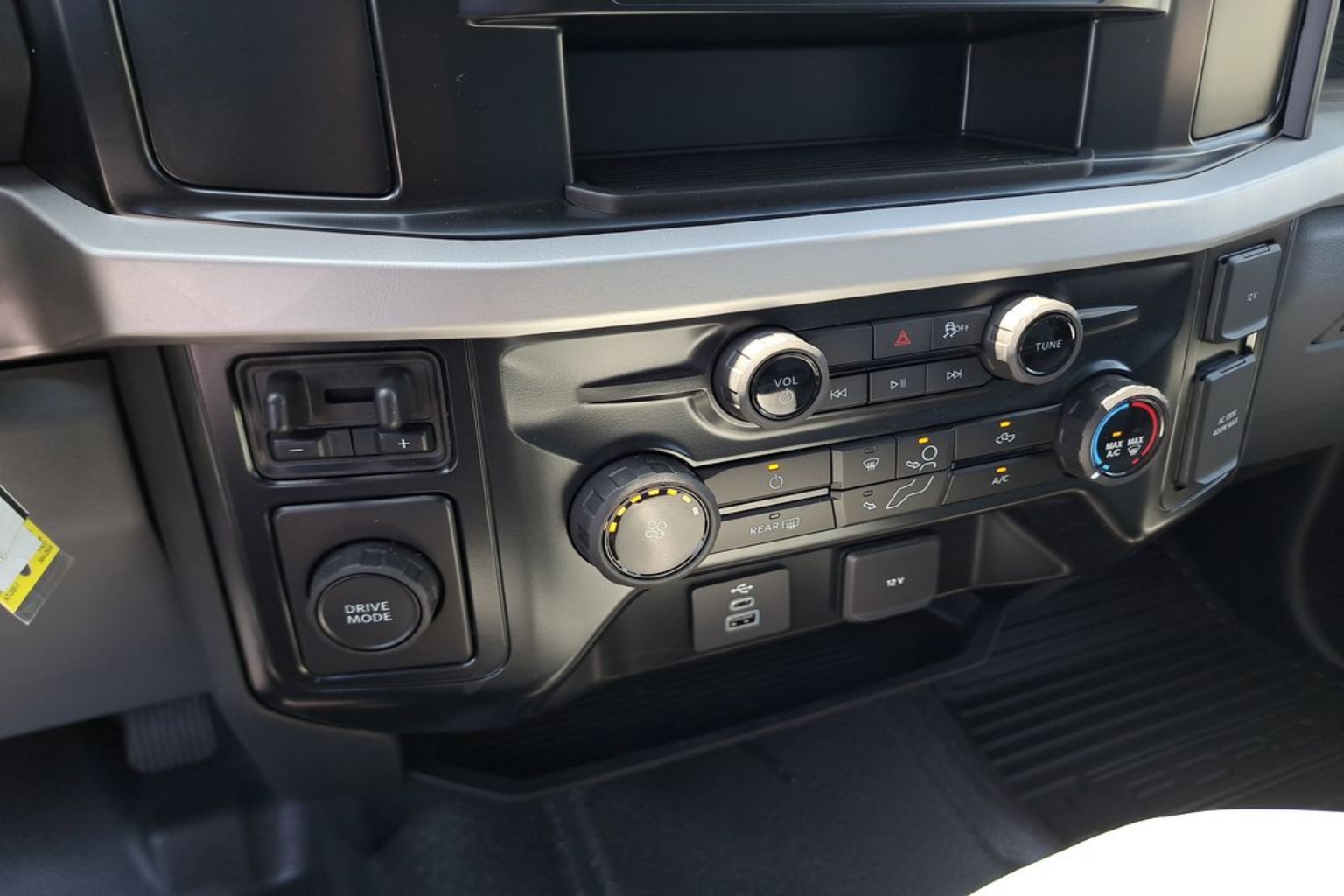 2025 Ford F-550 Super Duty Chassis Cab XL - Photo 37