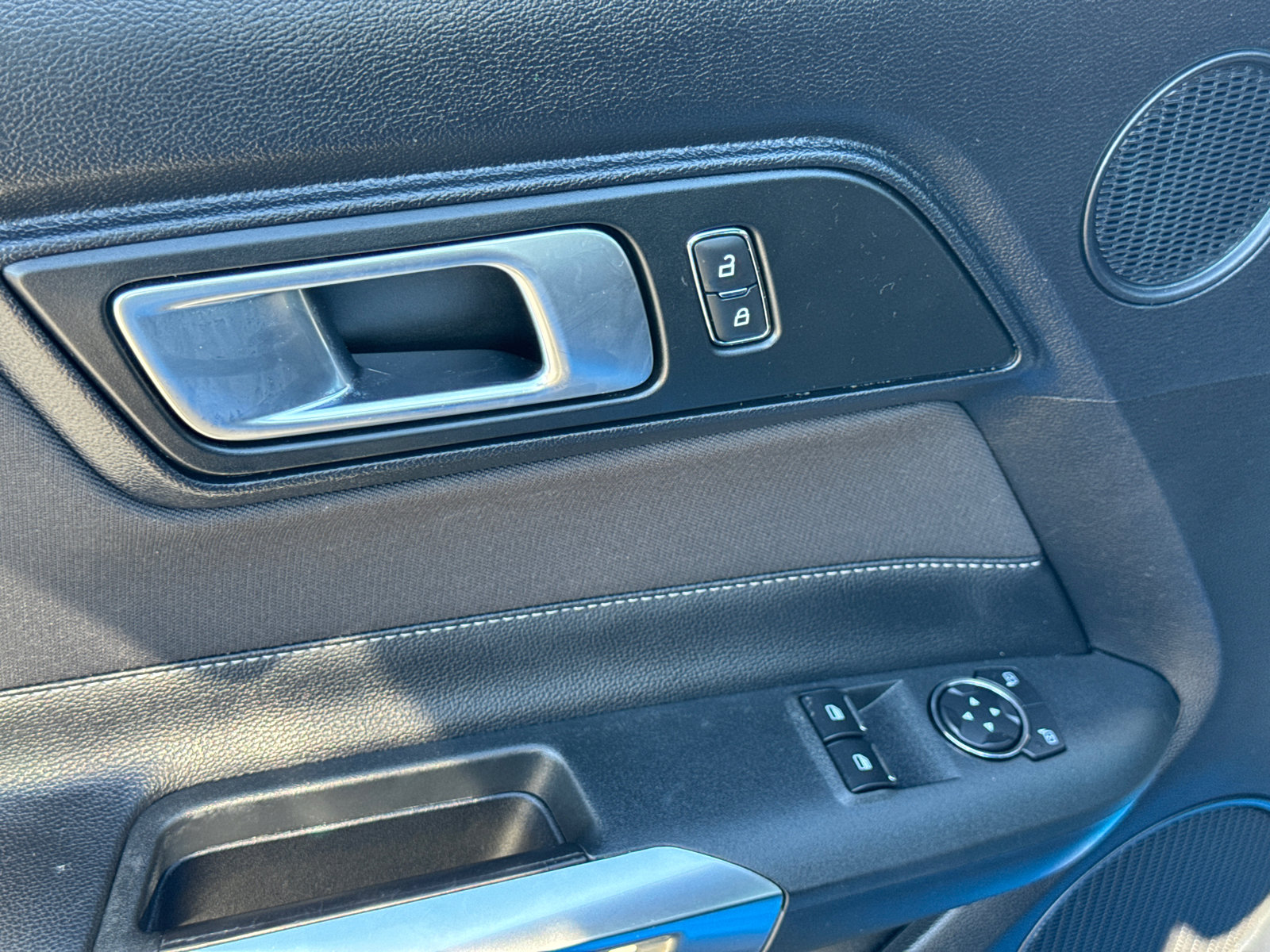 2022 Ford Mustang photo 22