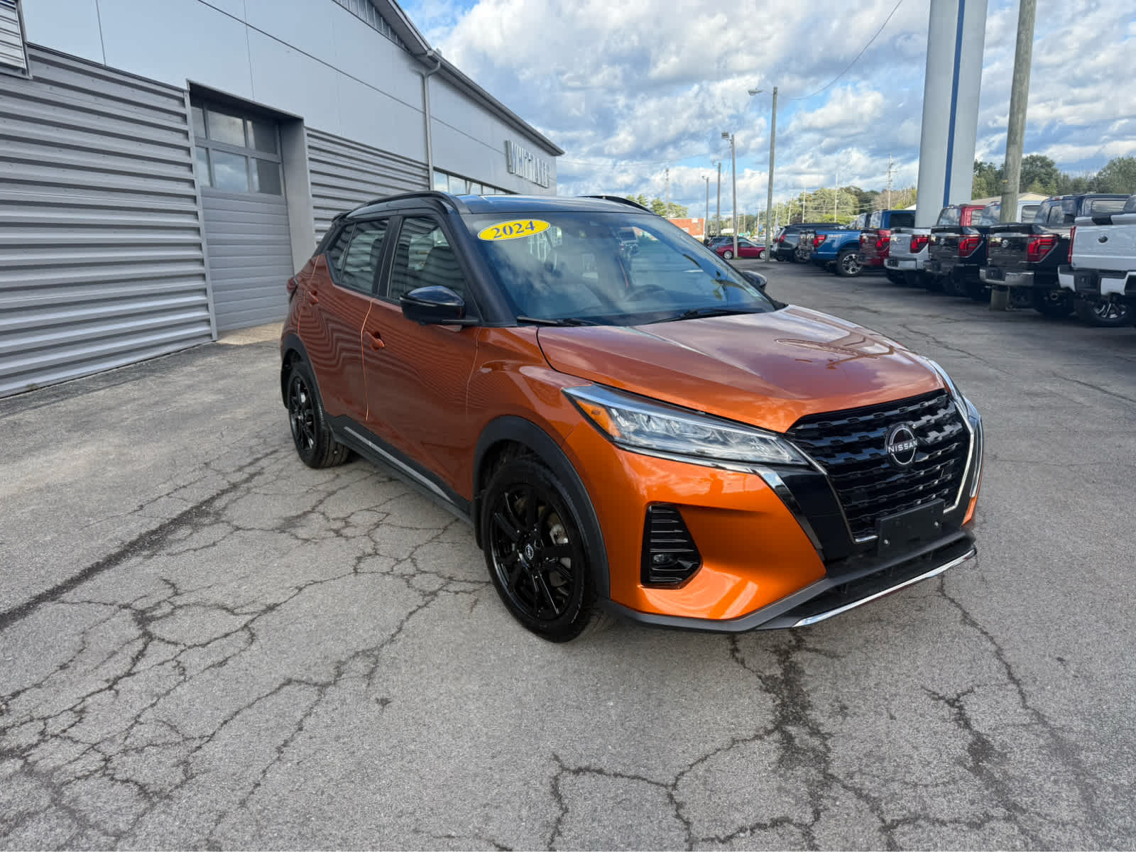 2024 Nissan Kicks SR photo 2