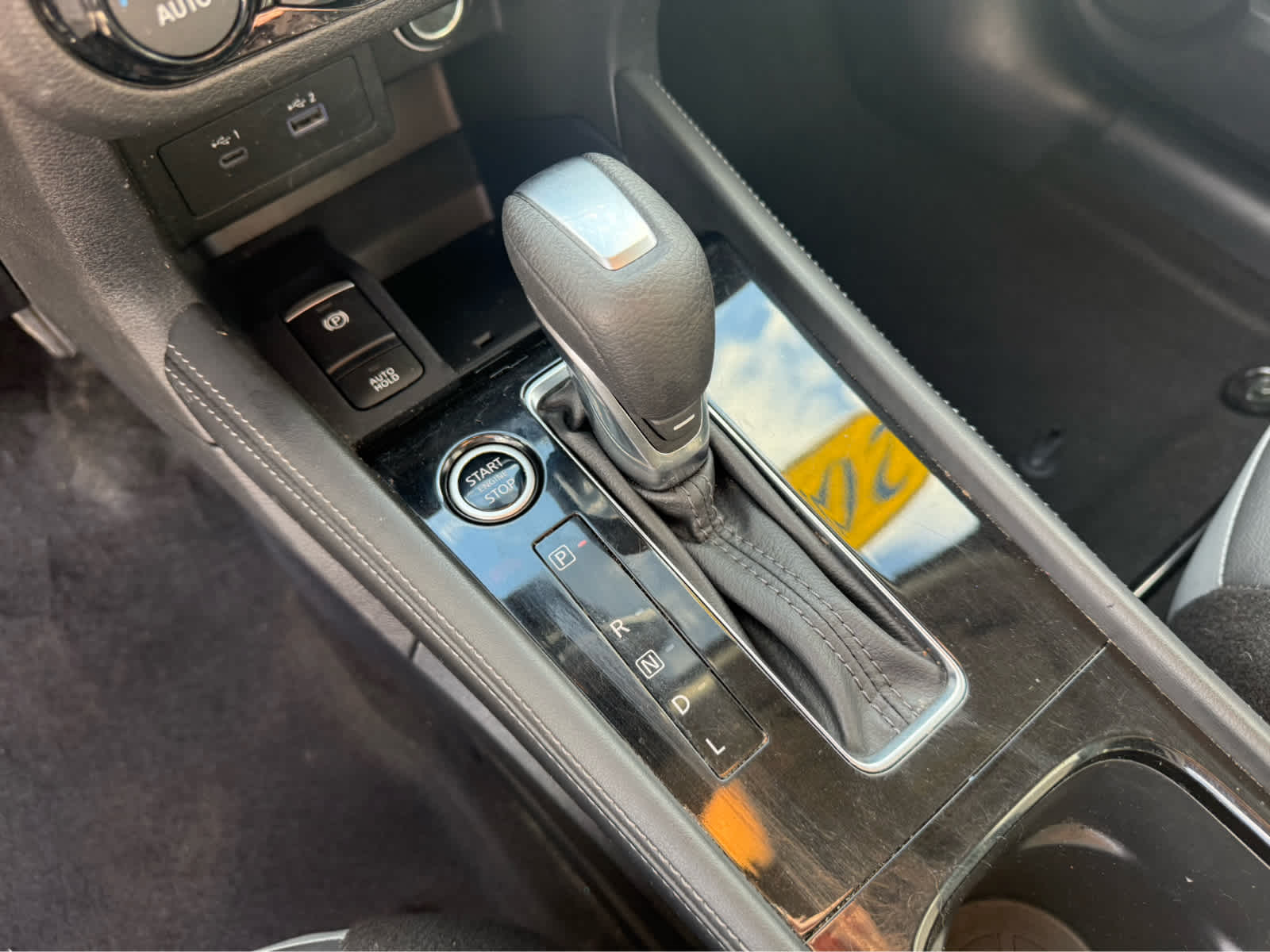 2024 Nissan Kicks SR photo 11