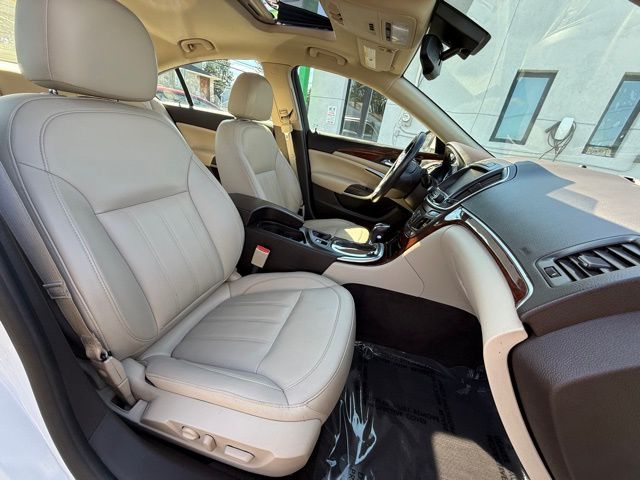 2017 Buick Regal Premium II photo 25