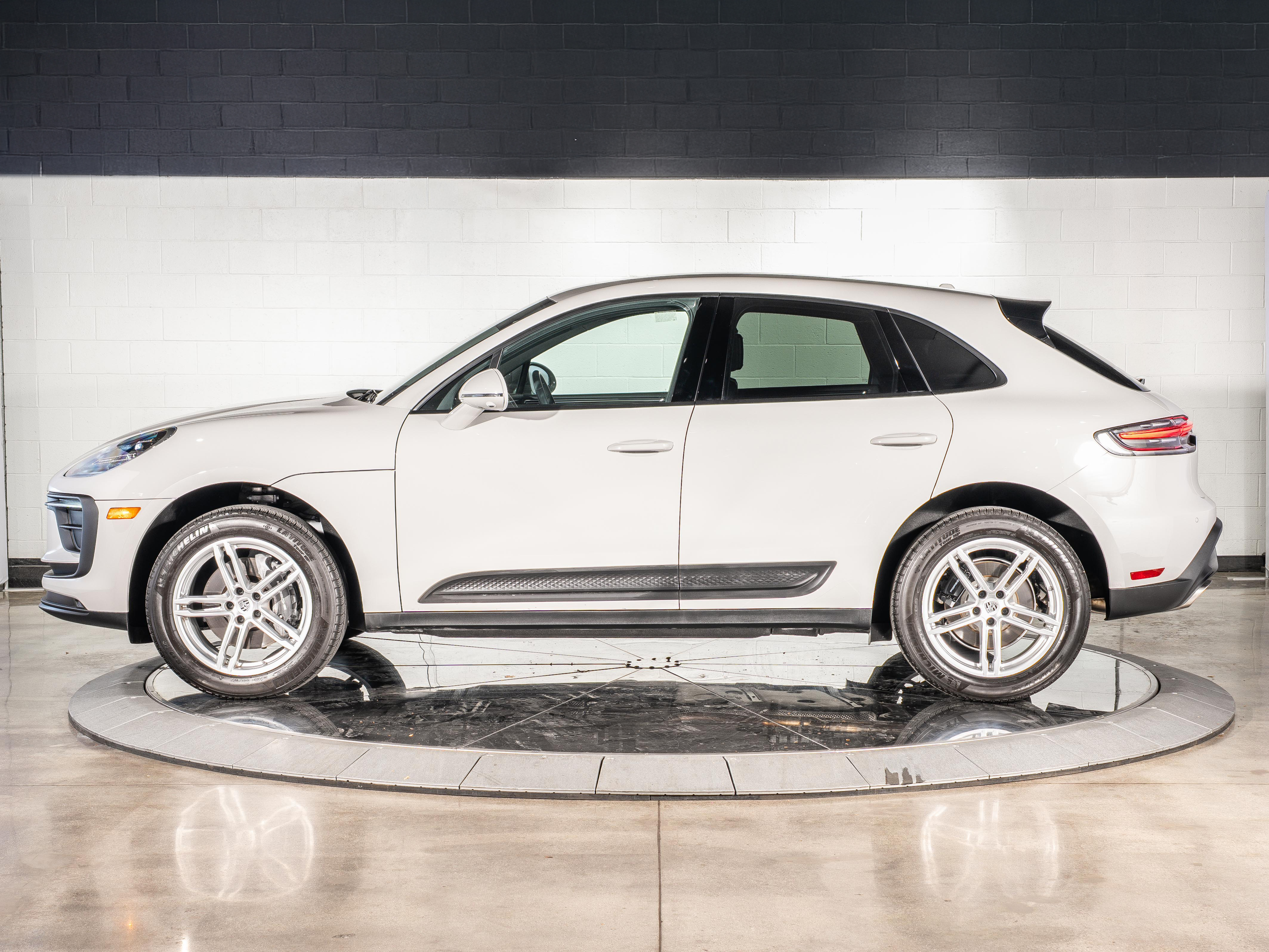 2025 Porsche Macan Base photo 2