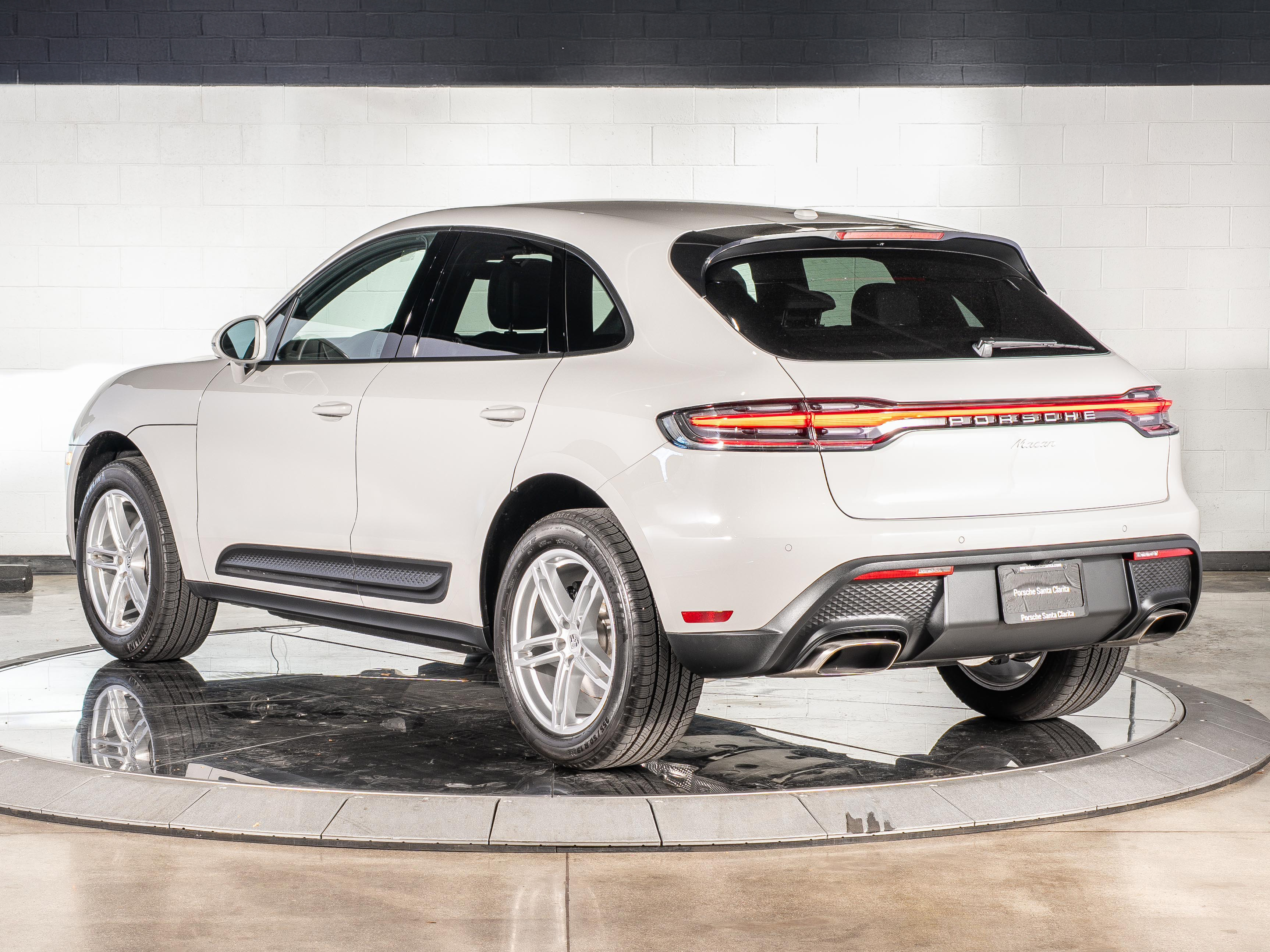 2025 Porsche Macan Base photo 3