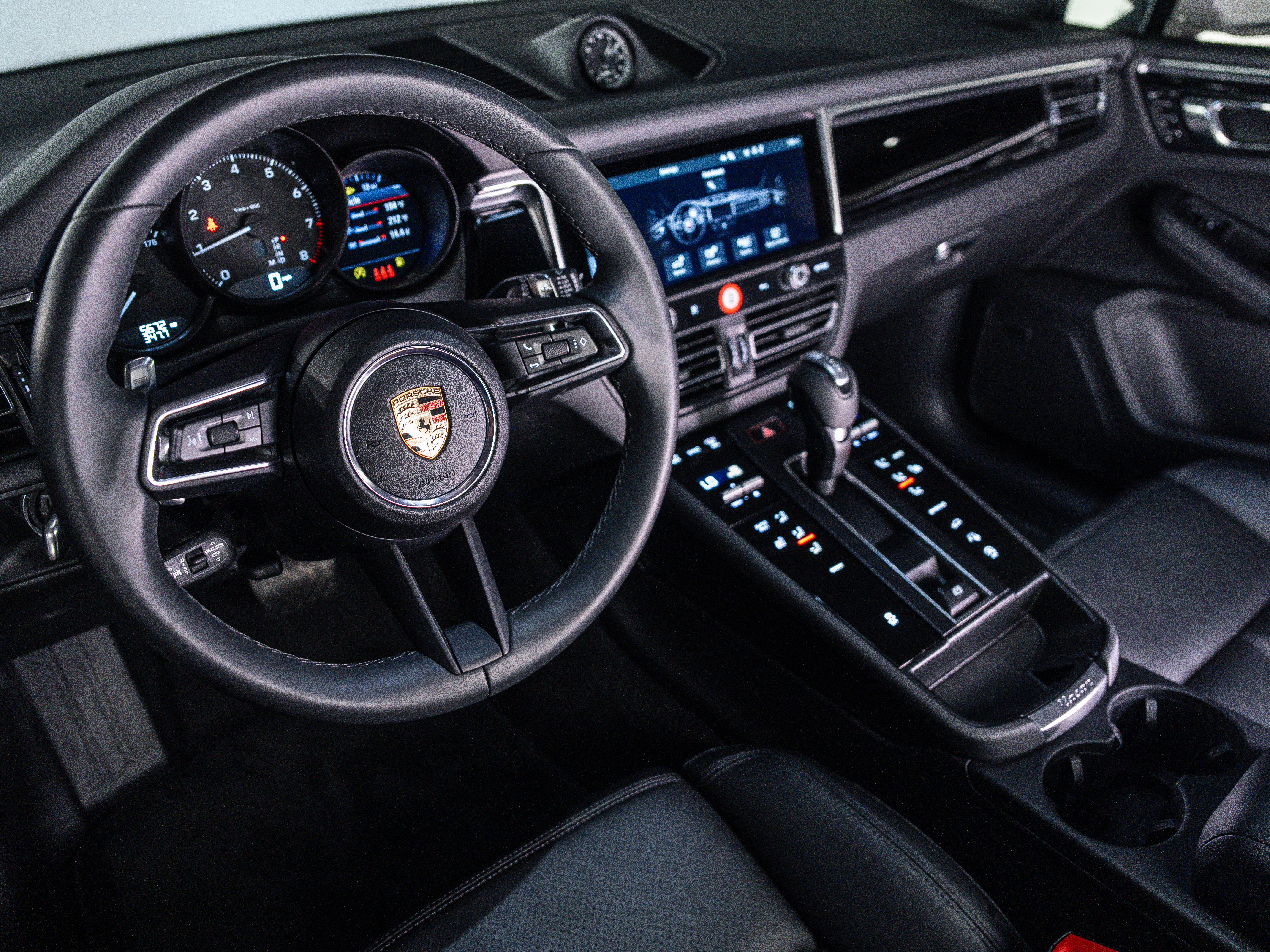 2025 Porsche Macan Base photo 4