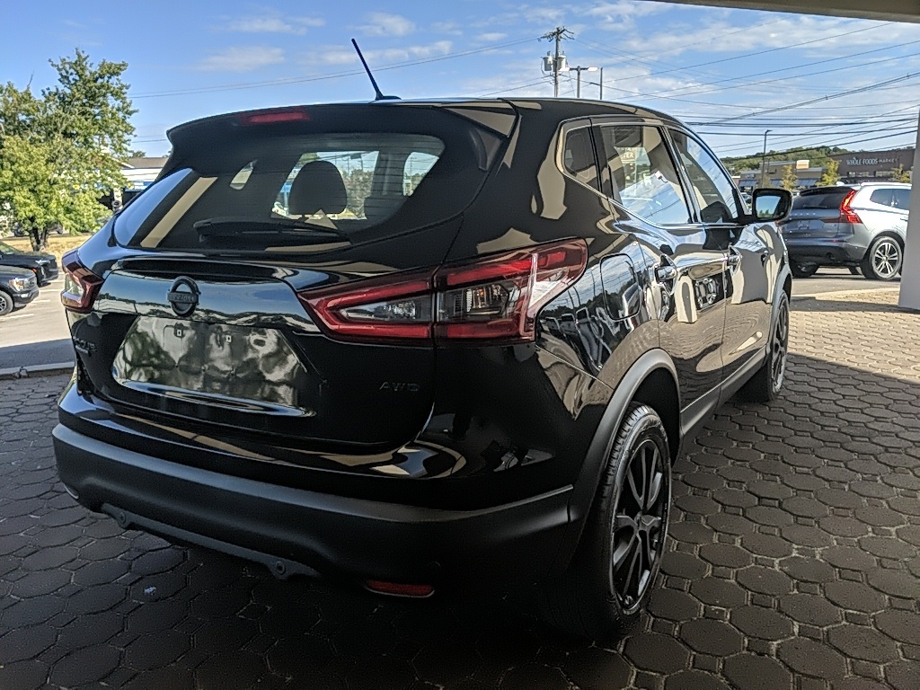 2021 Nissan Rogue Sport S photo 2