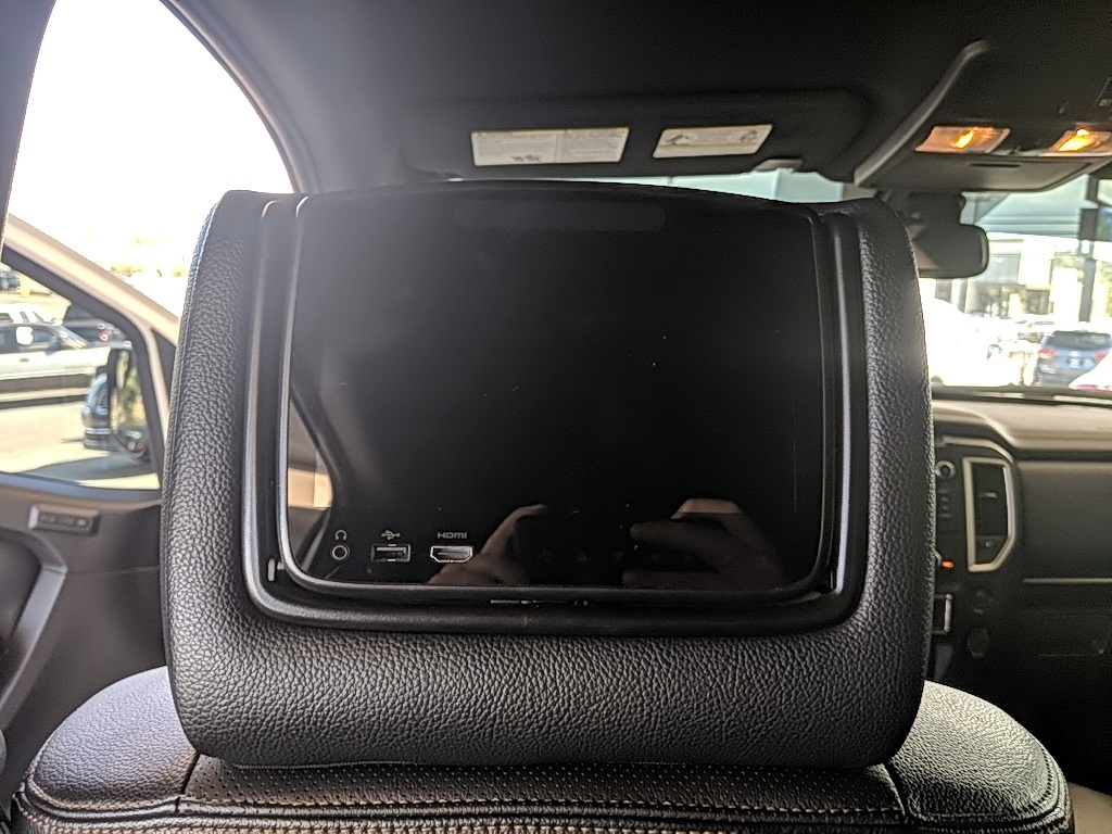 2019 Nissan Titan SL photo 9