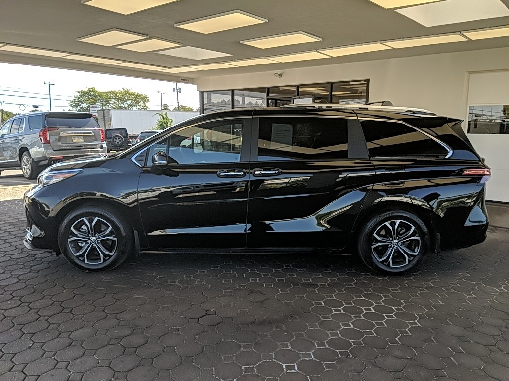 2025 Toyota Sienna Platinum photo 5