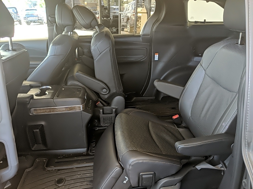 2025 Toyota Sienna Platinum photo 7