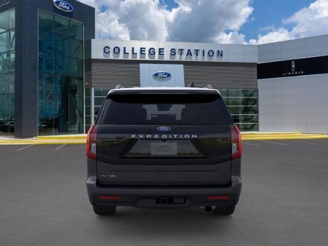 2025 Ford Expedition photo 3