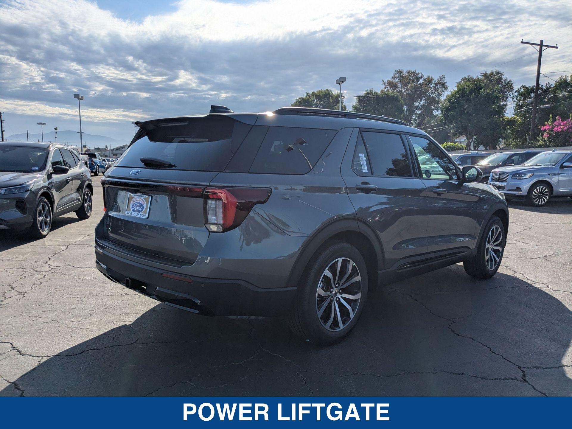 2025 Ford Explorer ST ST-Line photo 8