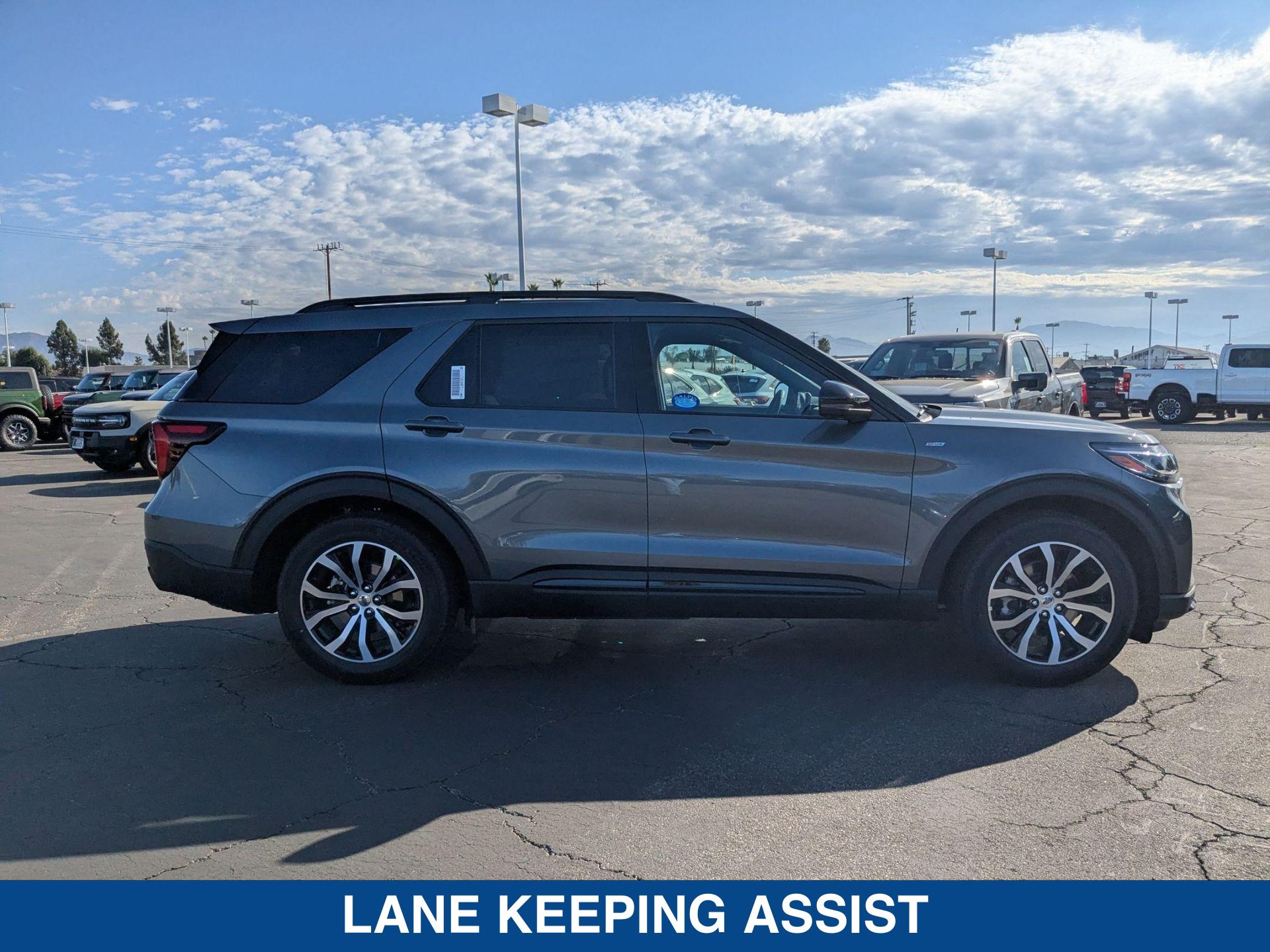 2025 Ford Explorer ST ST-Line photo 9