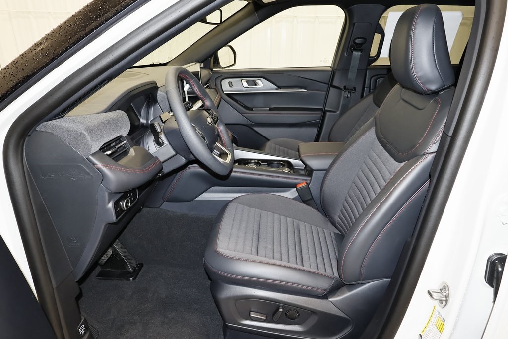 2025 Ford Explorer ST-Line photo 12
