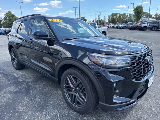 2025 Ford Explorer ST photo 4