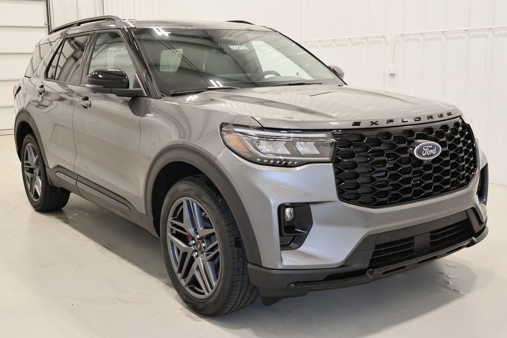 2025 Ford Explorer ST-Line photo 2