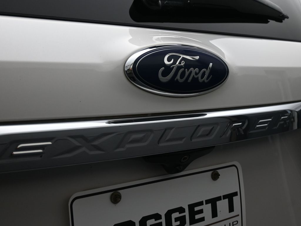 2017 Ford Explorer Limited photo 12
