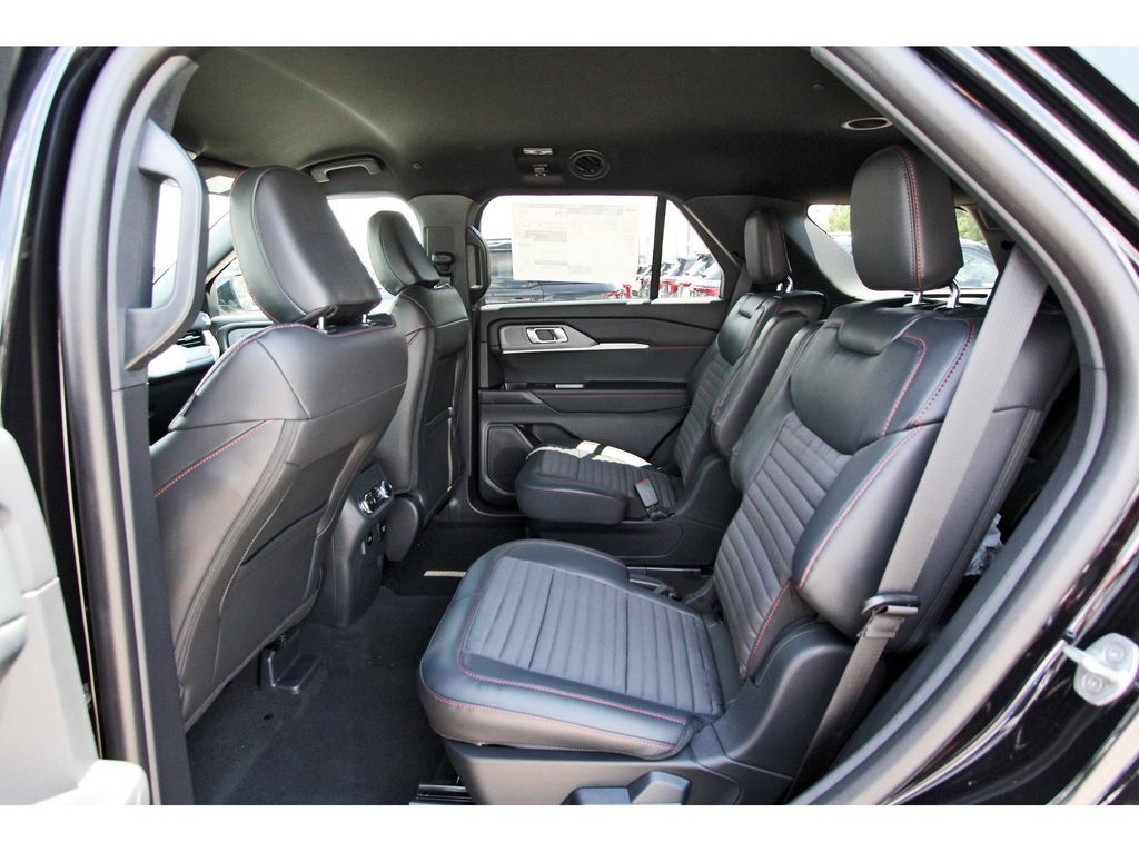 2025 Ford Explorer ST-Line photo 3