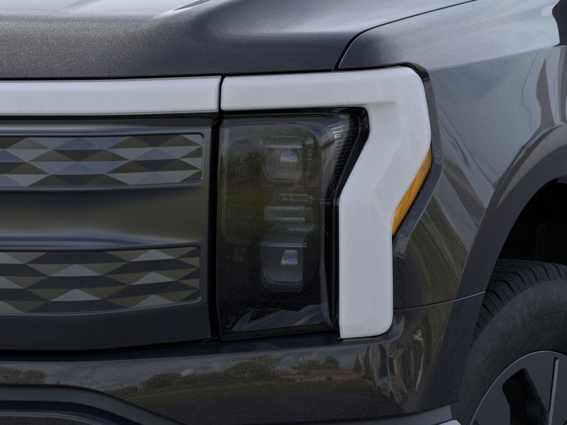 2025 Ford F-150 Lightning Lariat photo 16