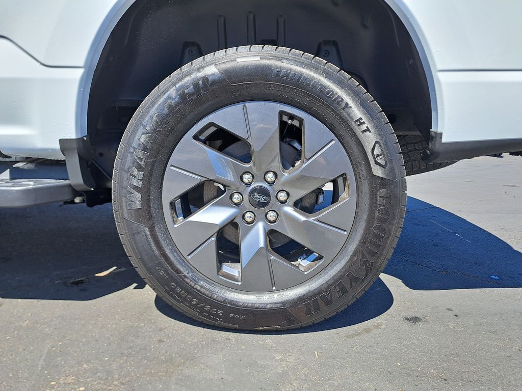 2025 Ford F-150 Lightning photo 8