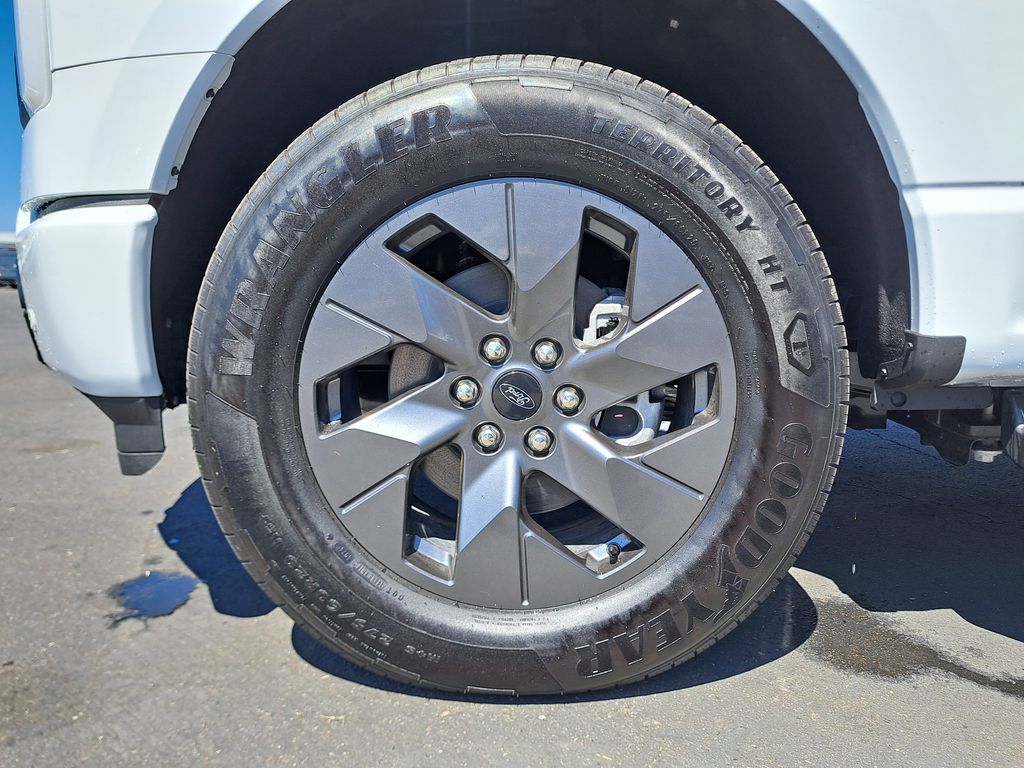 2025 Ford F-150 Lightning photo 9