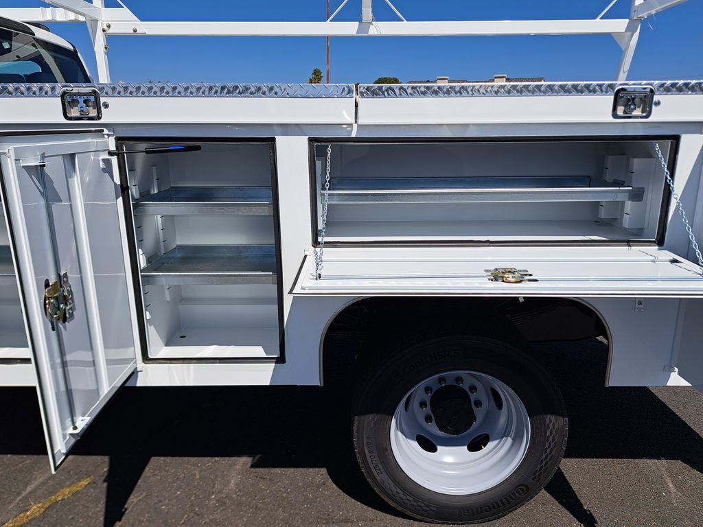 2025 Ford F-450 photo 6
