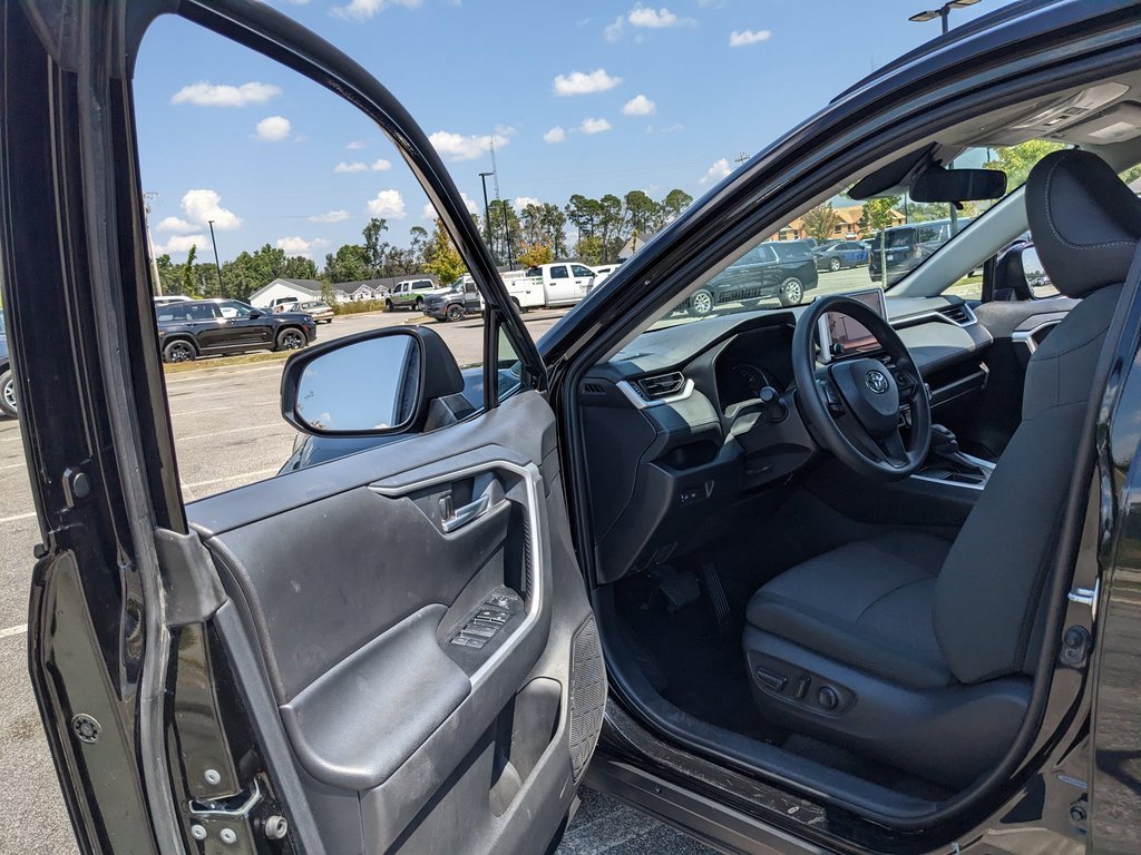 2024 Toyota RAV4 XLE photo 22