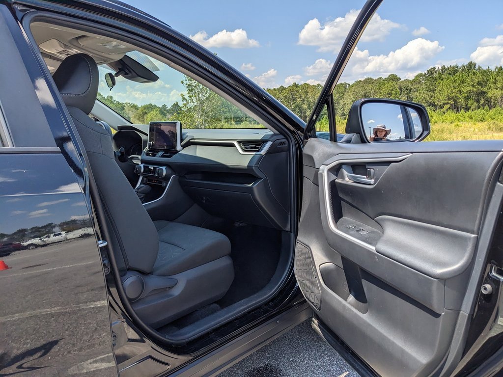 2024 Toyota RAV4 XLE photo 23