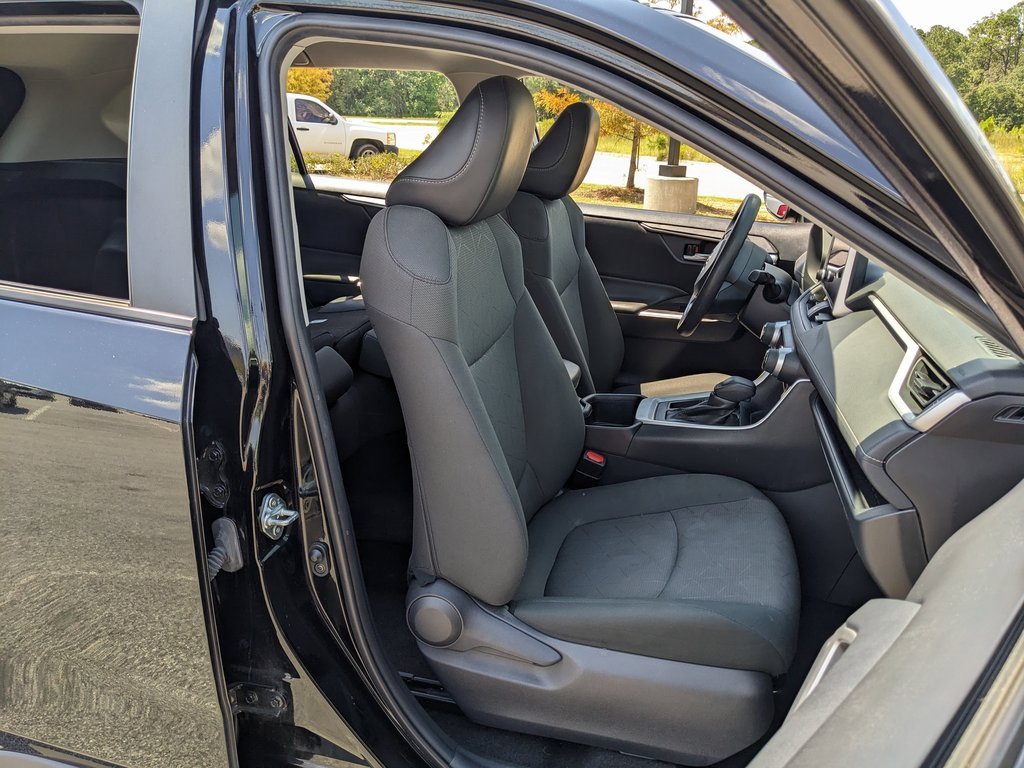 2024 Toyota RAV4 XLE photo 32
