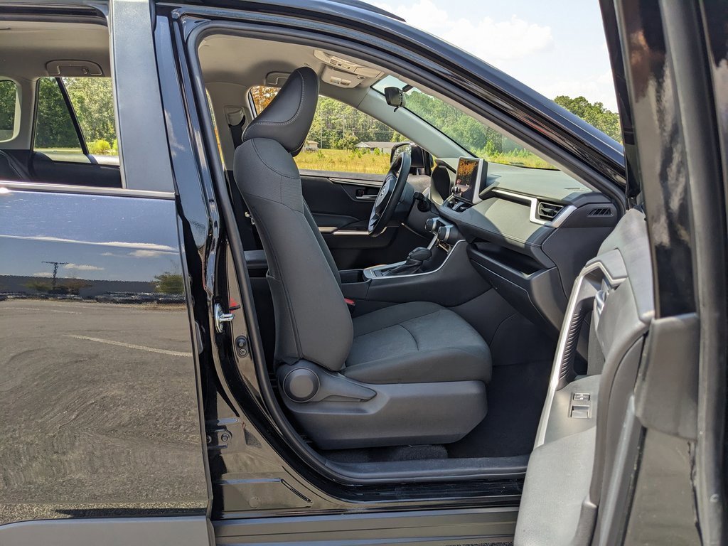 2024 Toyota RAV4 XLE photo 33